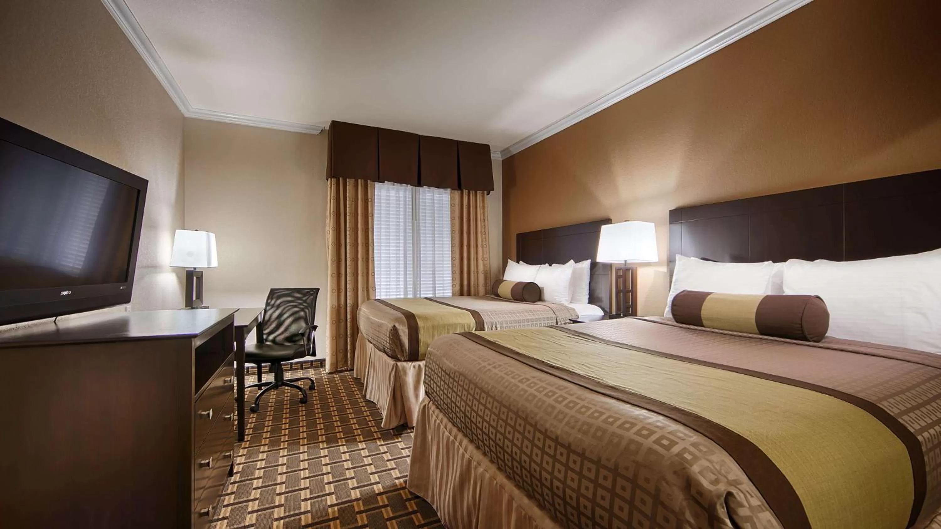 Queen Room with Two Queen Beds and Wet Bar - Non-Smoking in Best Western Plus Cutting Horse Inn & Suites
