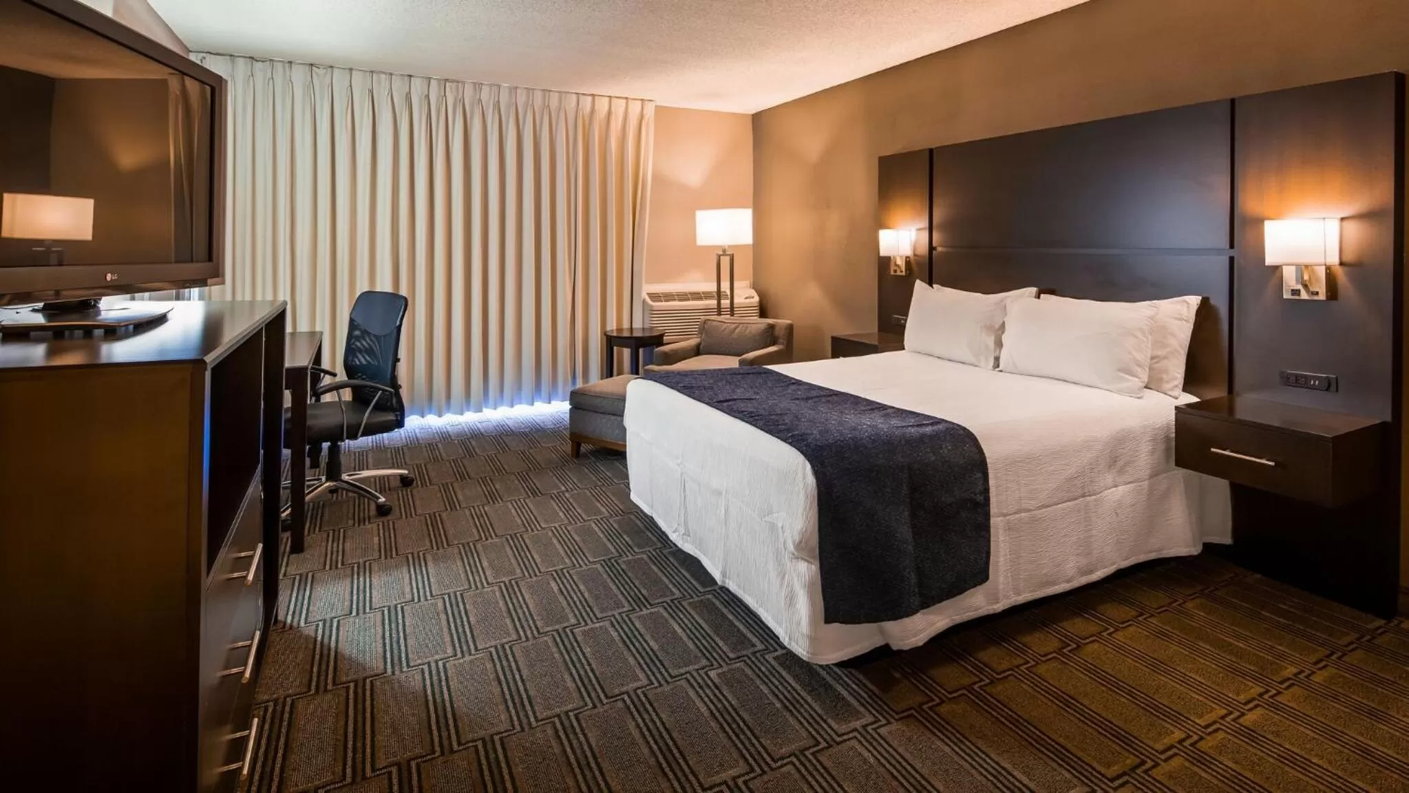 King Room with Roll-In Shower - Mobility Accesible/Non-Smokings in Best Western Andersens Inn