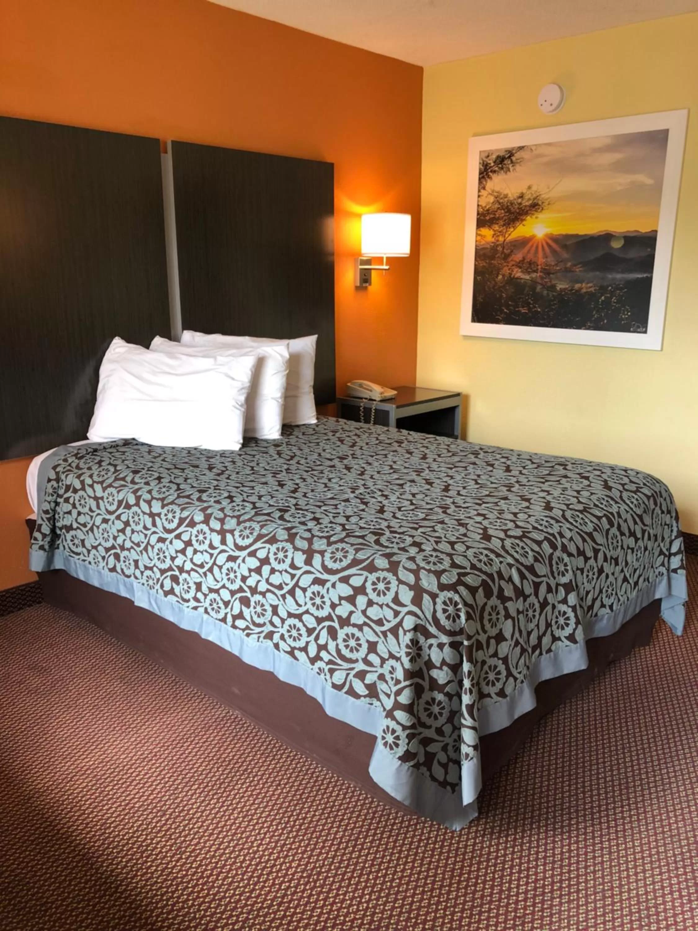 Room with One Double Bed - Smoking in Days Inn by Wyndham Childersburg