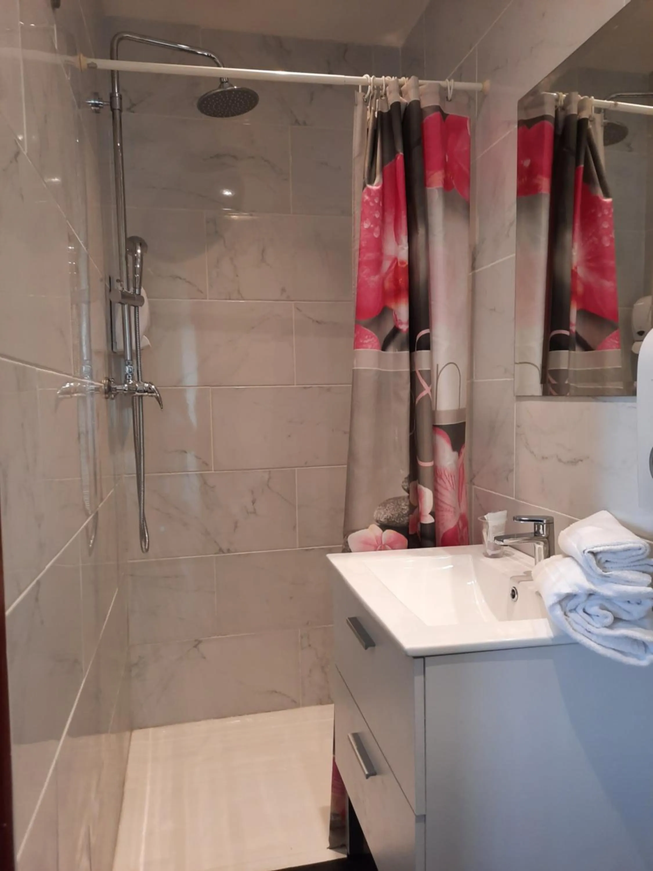 Bathroom in Le Clémenceau Hôtel et Appart'hôtel & Restaurant "Gare Sncf" centre ville