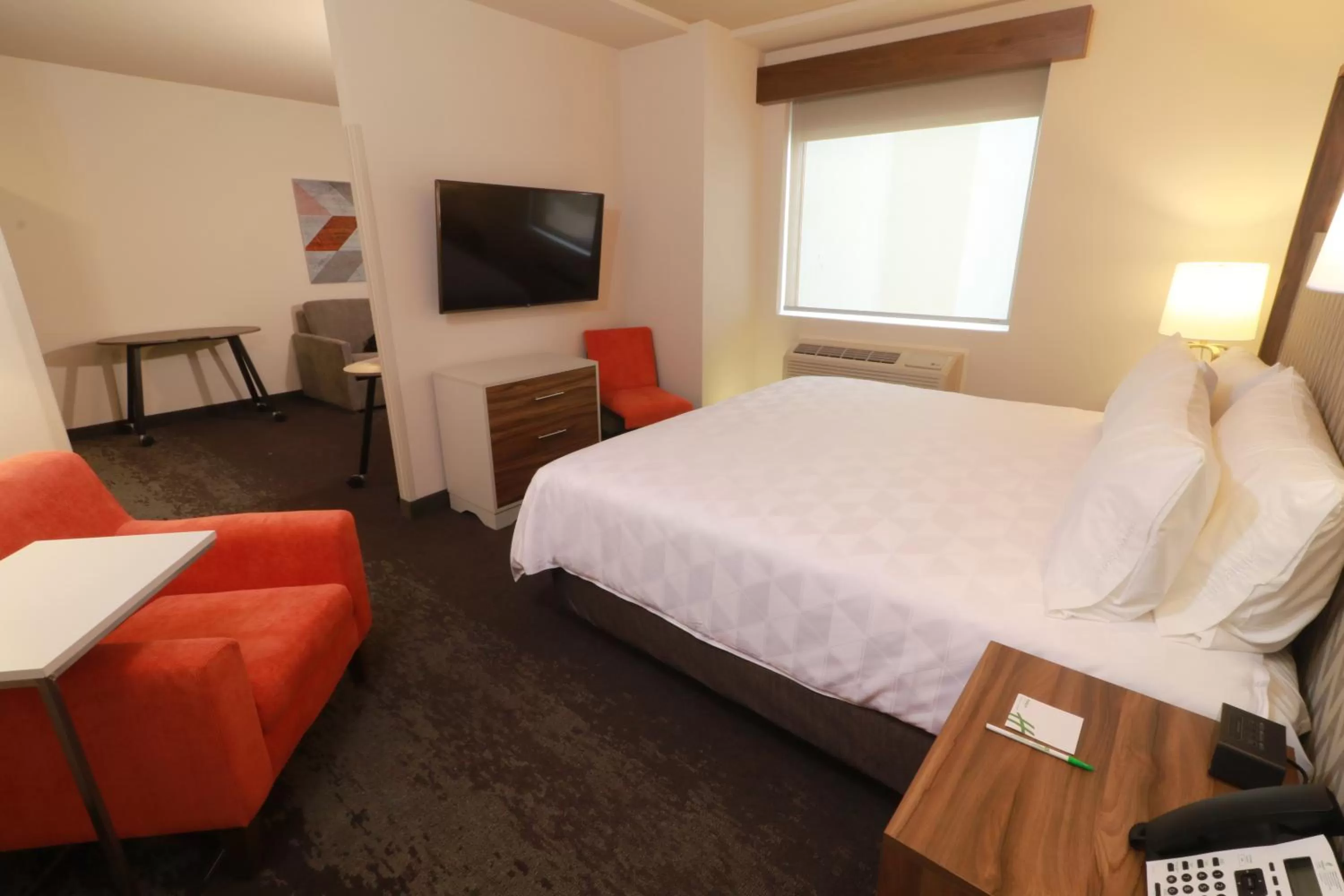 Photo of the whole room, Bed in Holiday Inn & Suites Monterrey Apodaca Zona Airport, an IHG hotel