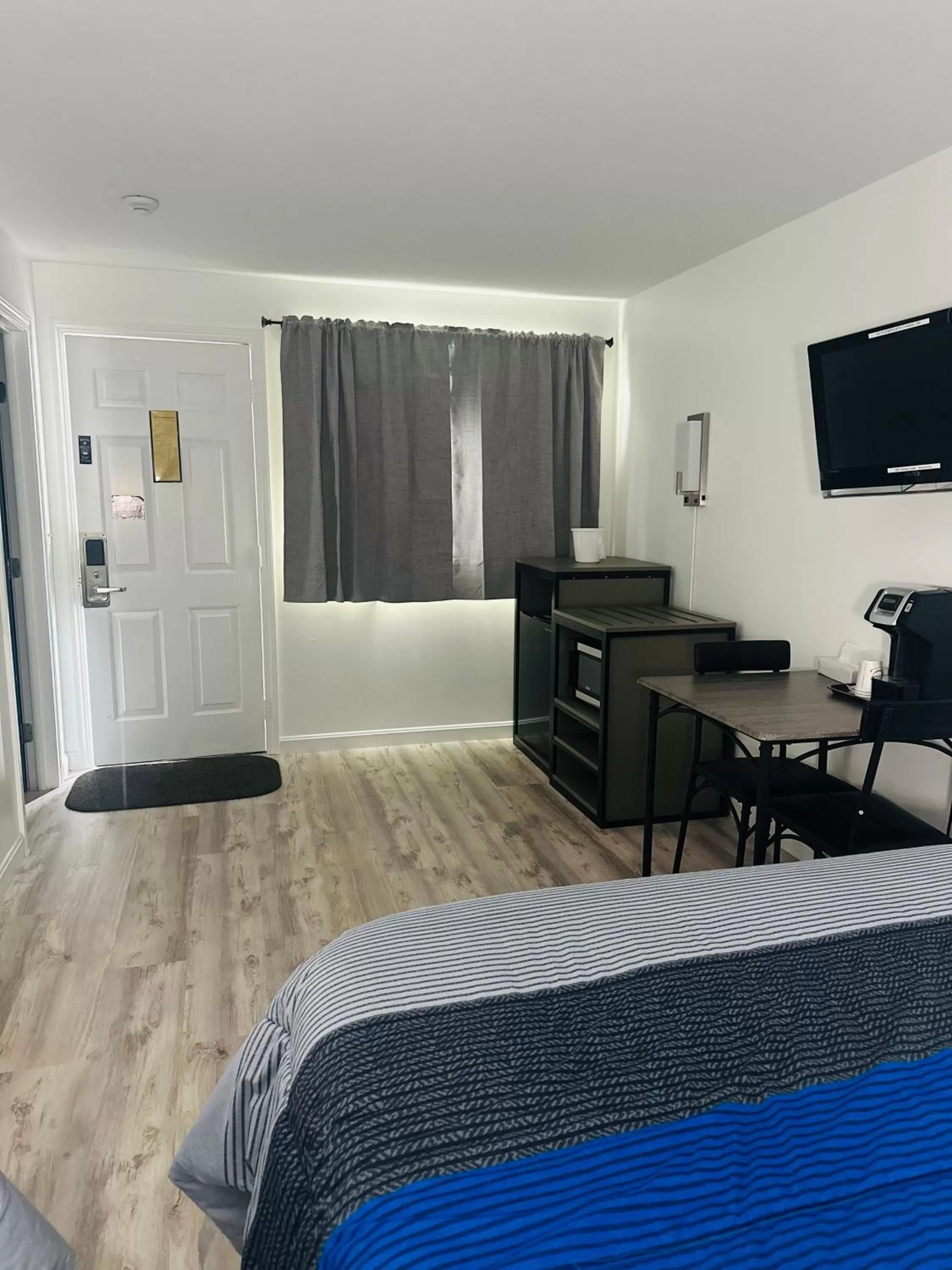 Photo of the whole room, Bed in Blue Spruce