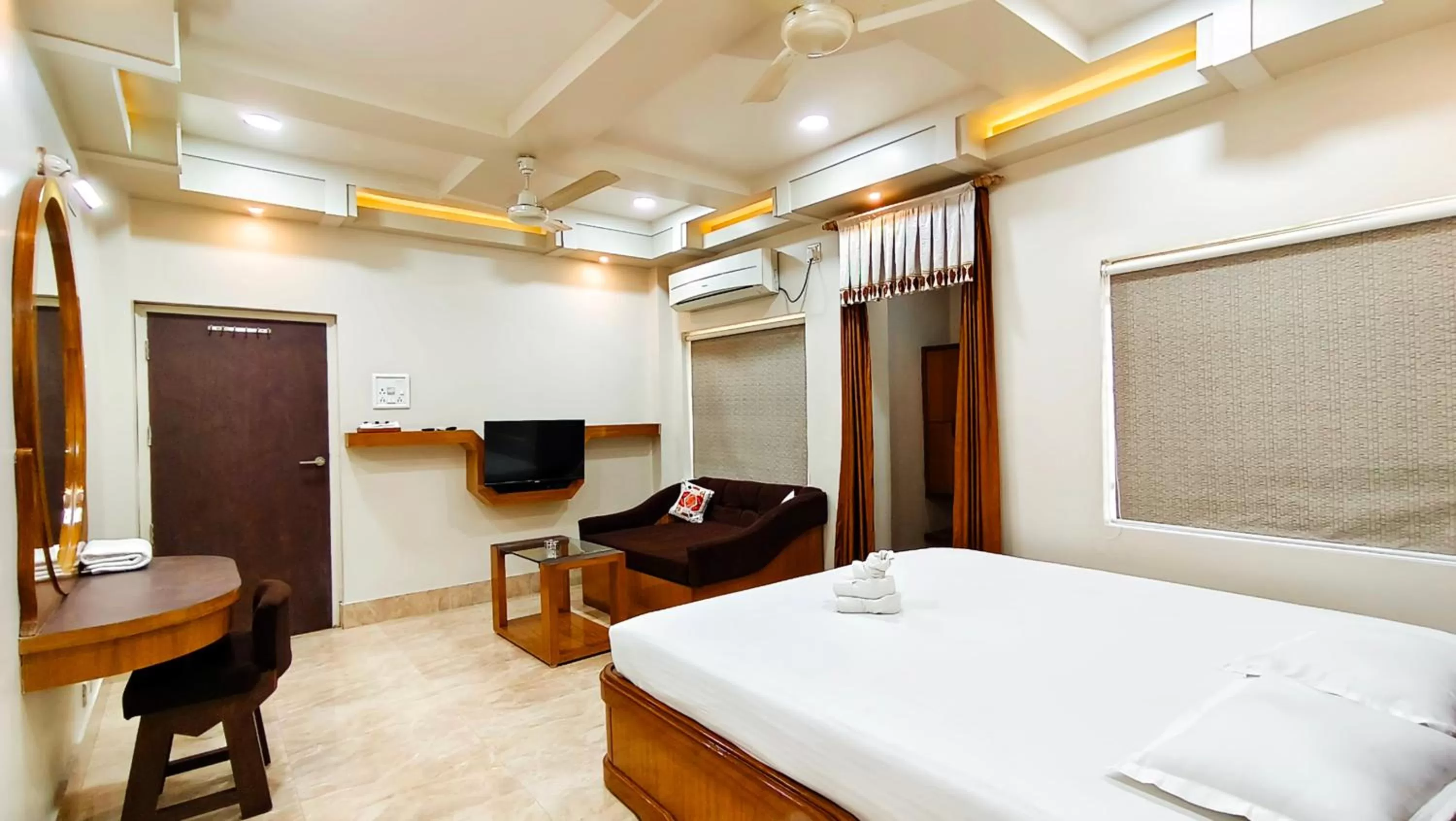 Bed in Hotel Samrat