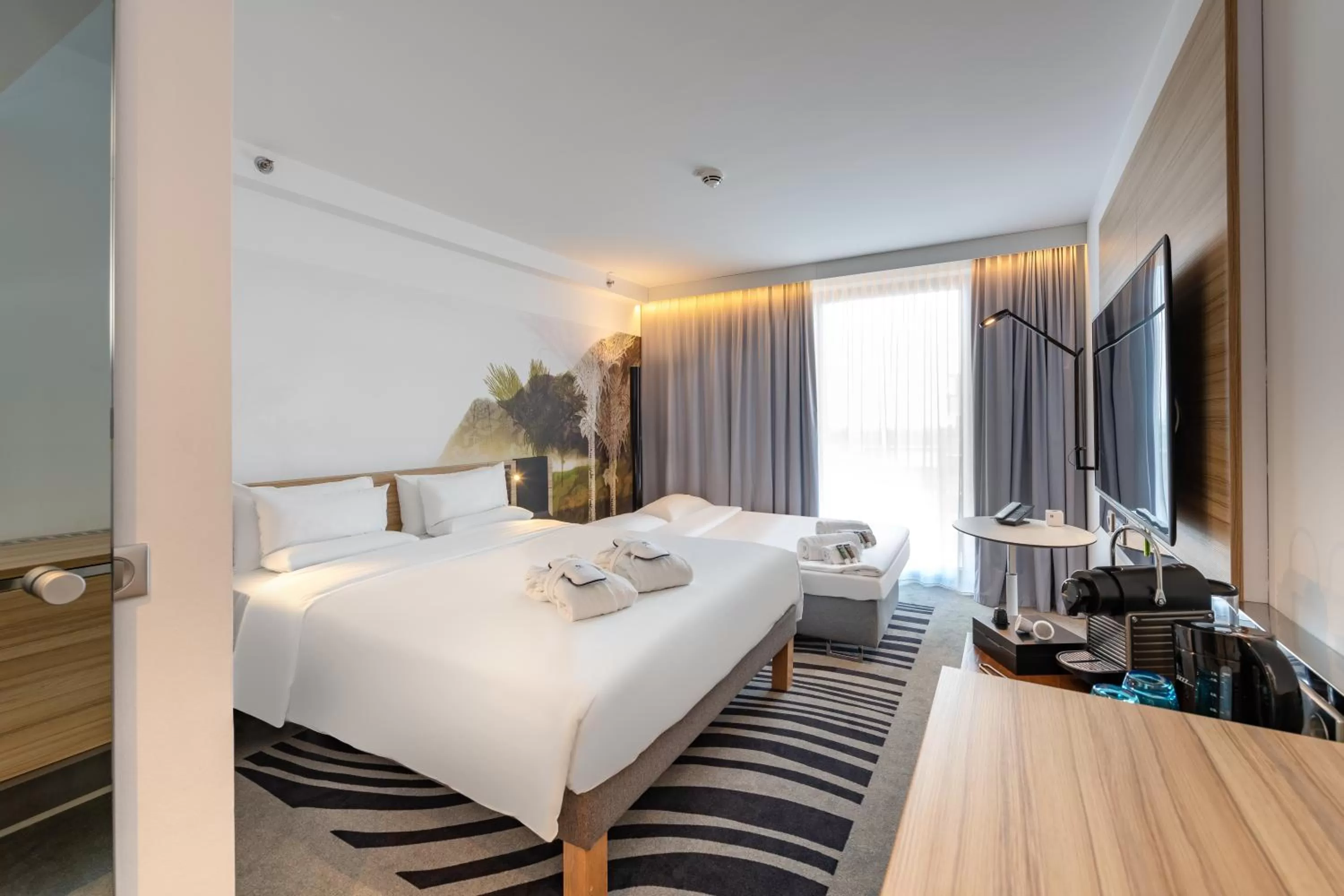 Photo of the whole room, Bed in Novotel Wien Hauptbahnhof