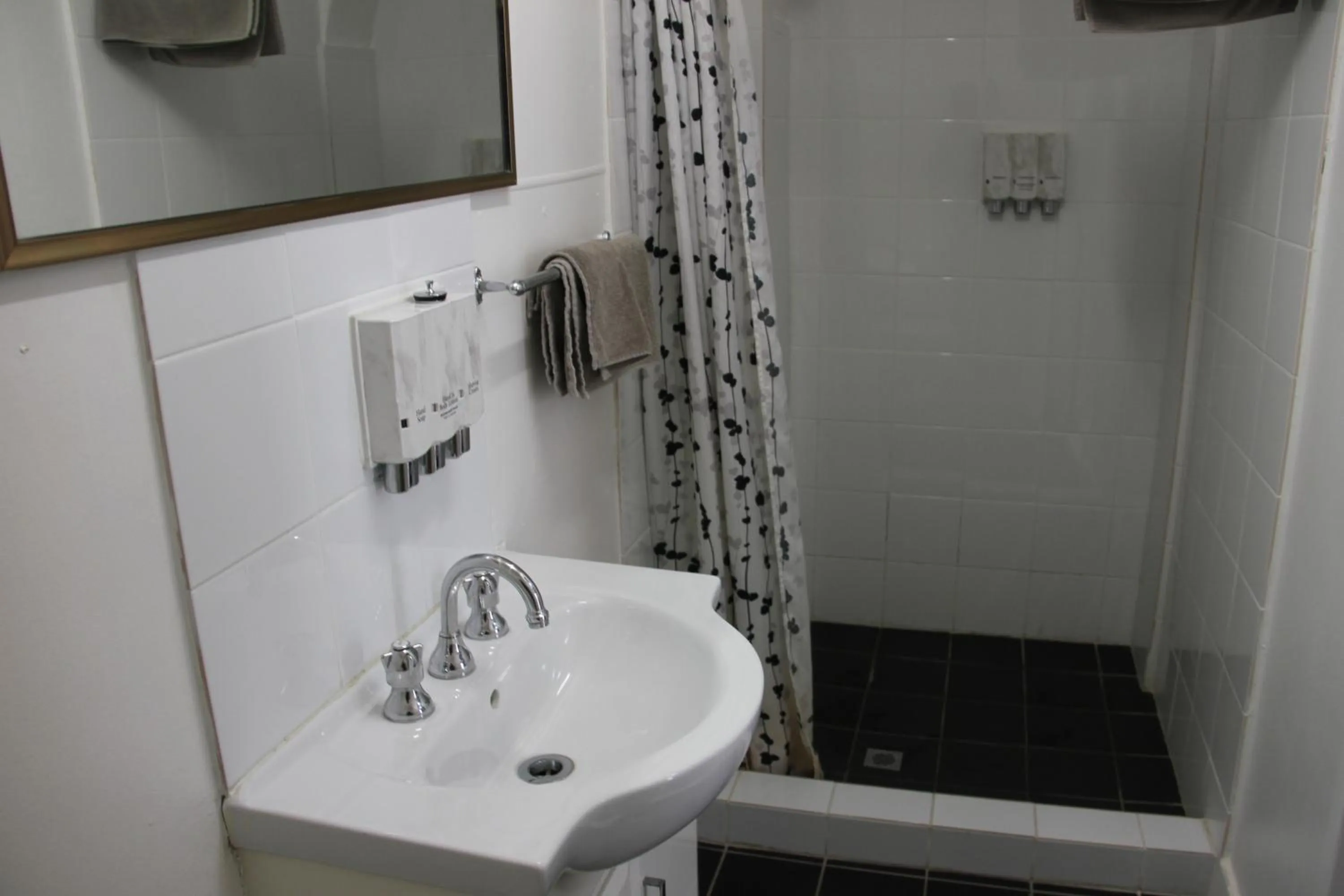 Shower in Alpine Heritage Motel