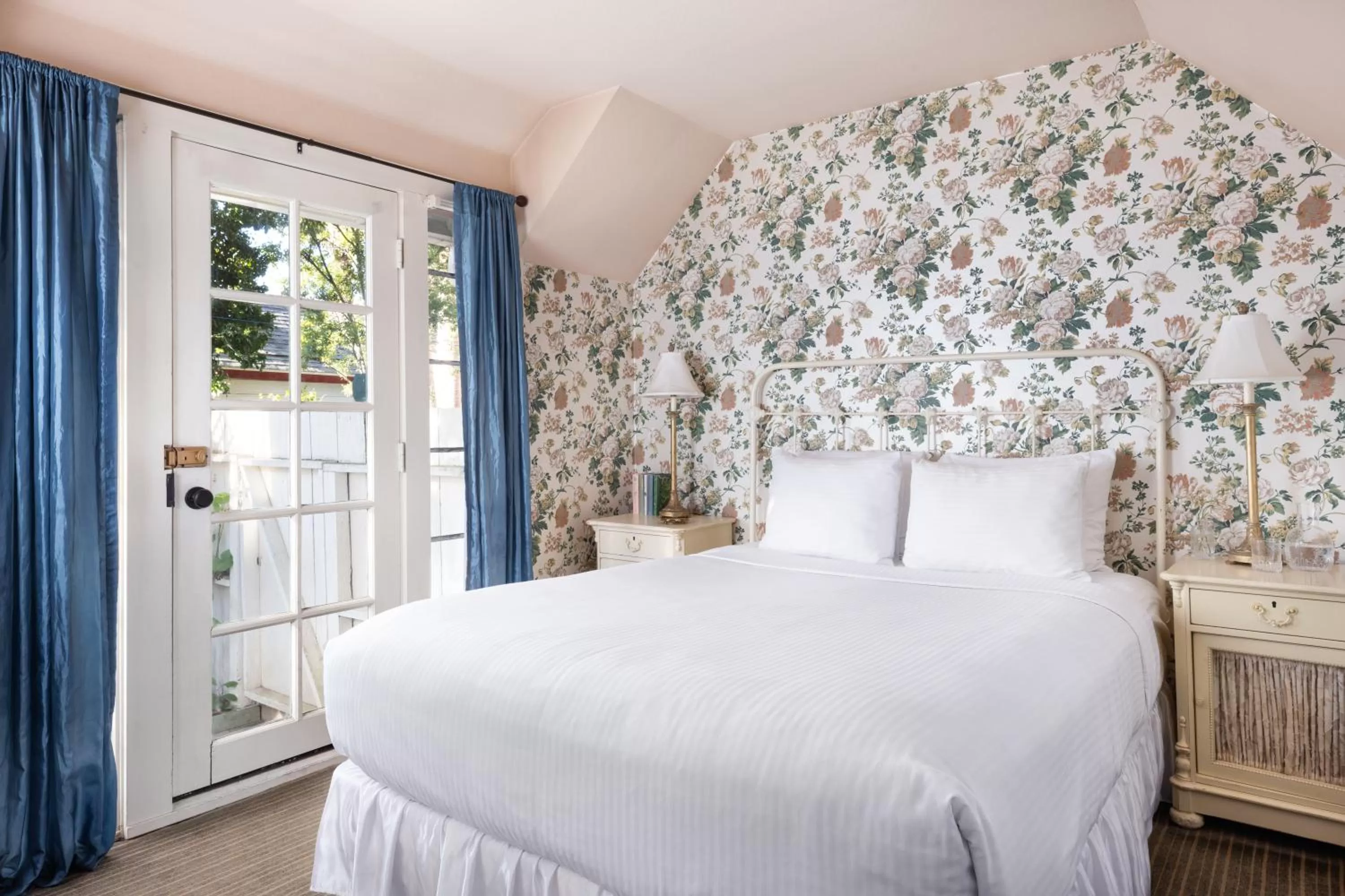 Bed in Centrella Hotel, a Kirkwood Collection Hotel