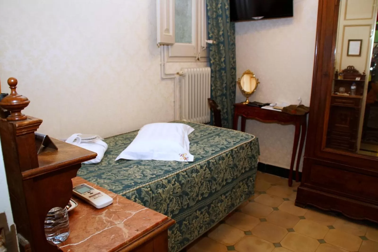 Bed in Sitges Royal Rooms