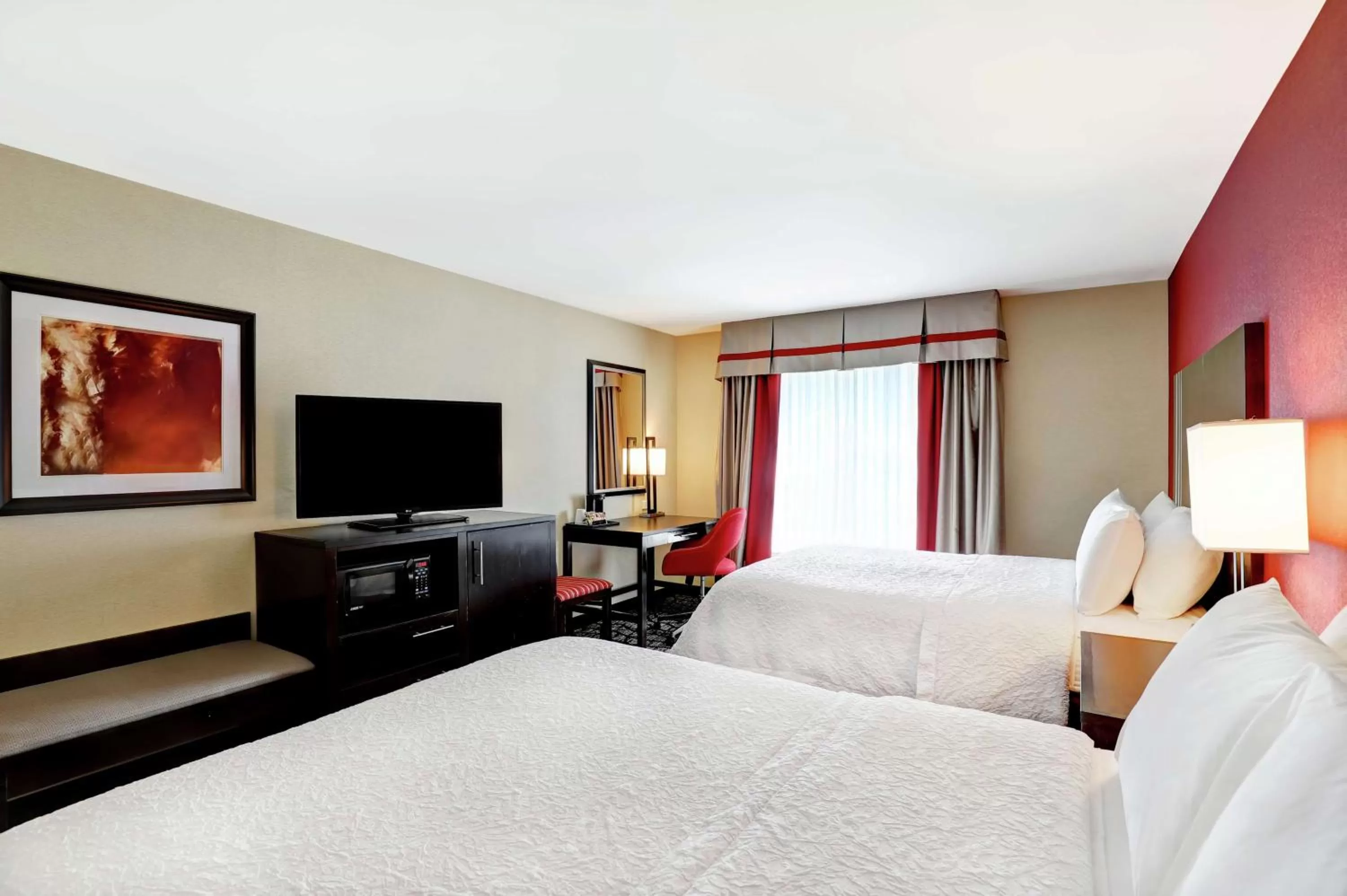 Bedroom, Bed in Hampton Inn by Hilton Chilliwack