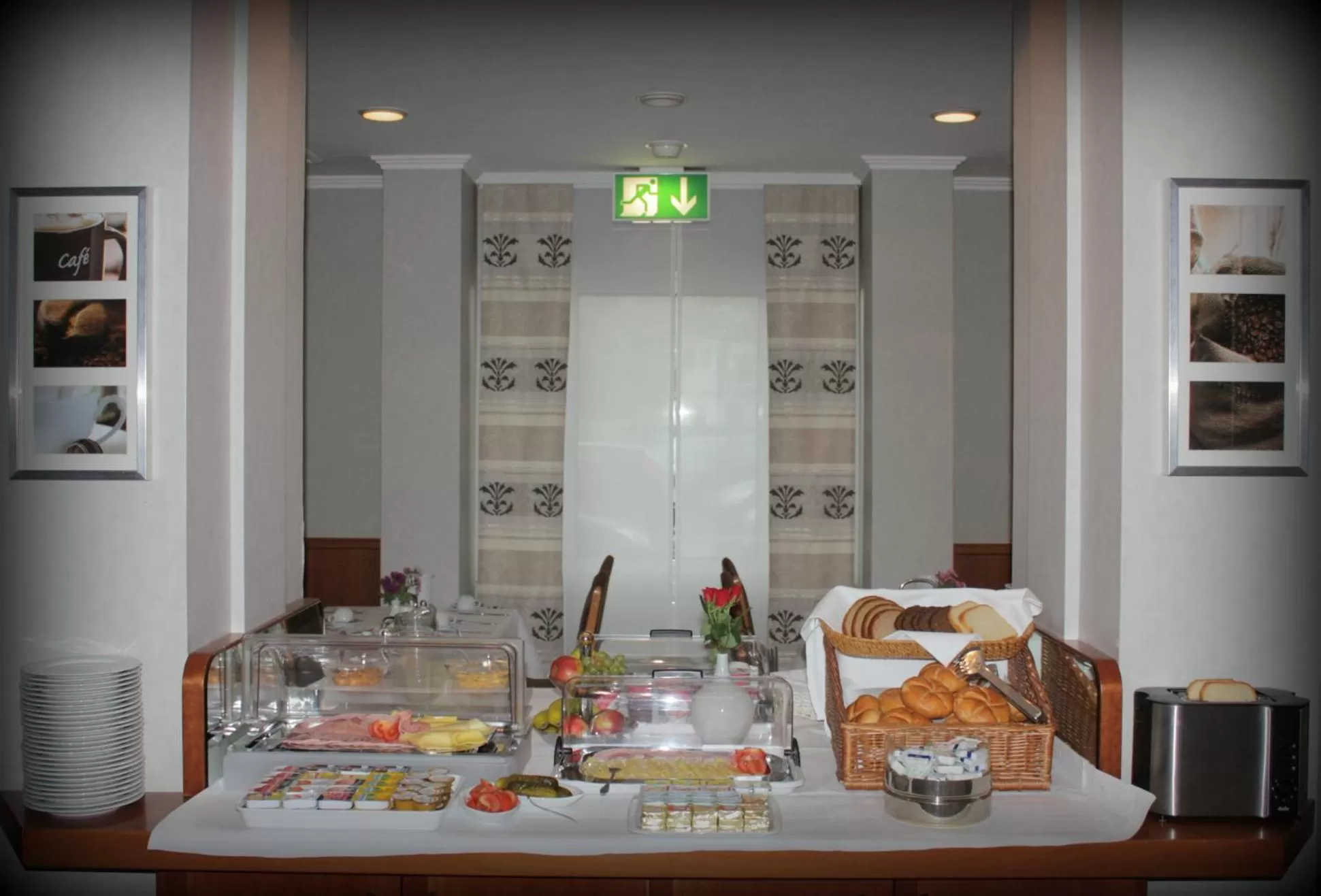 Restaurant/places to eat in Hotel Alina