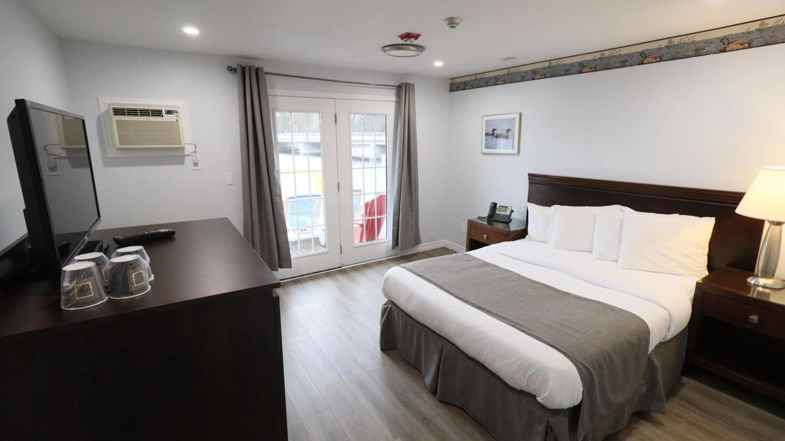 Queen Room with Lake View in Algonquin Lakeside Inn