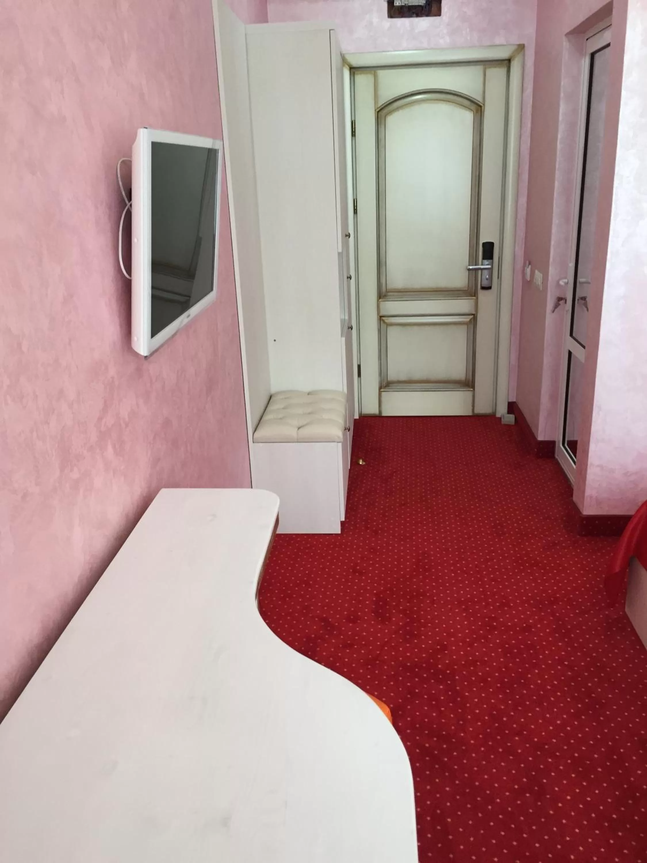 Photo of the whole room, Bed in Hamlet Hotel