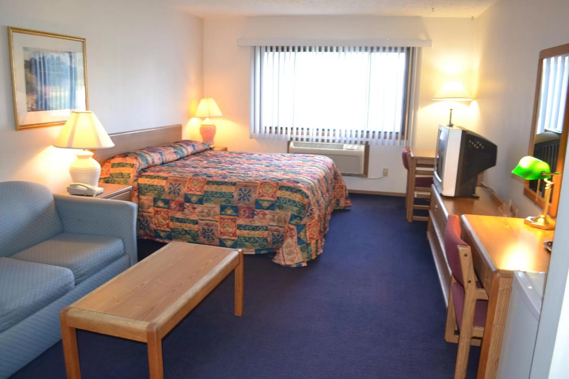 Photo of the whole room, Bed in Sky Lodge Inn & Suites - Delavan