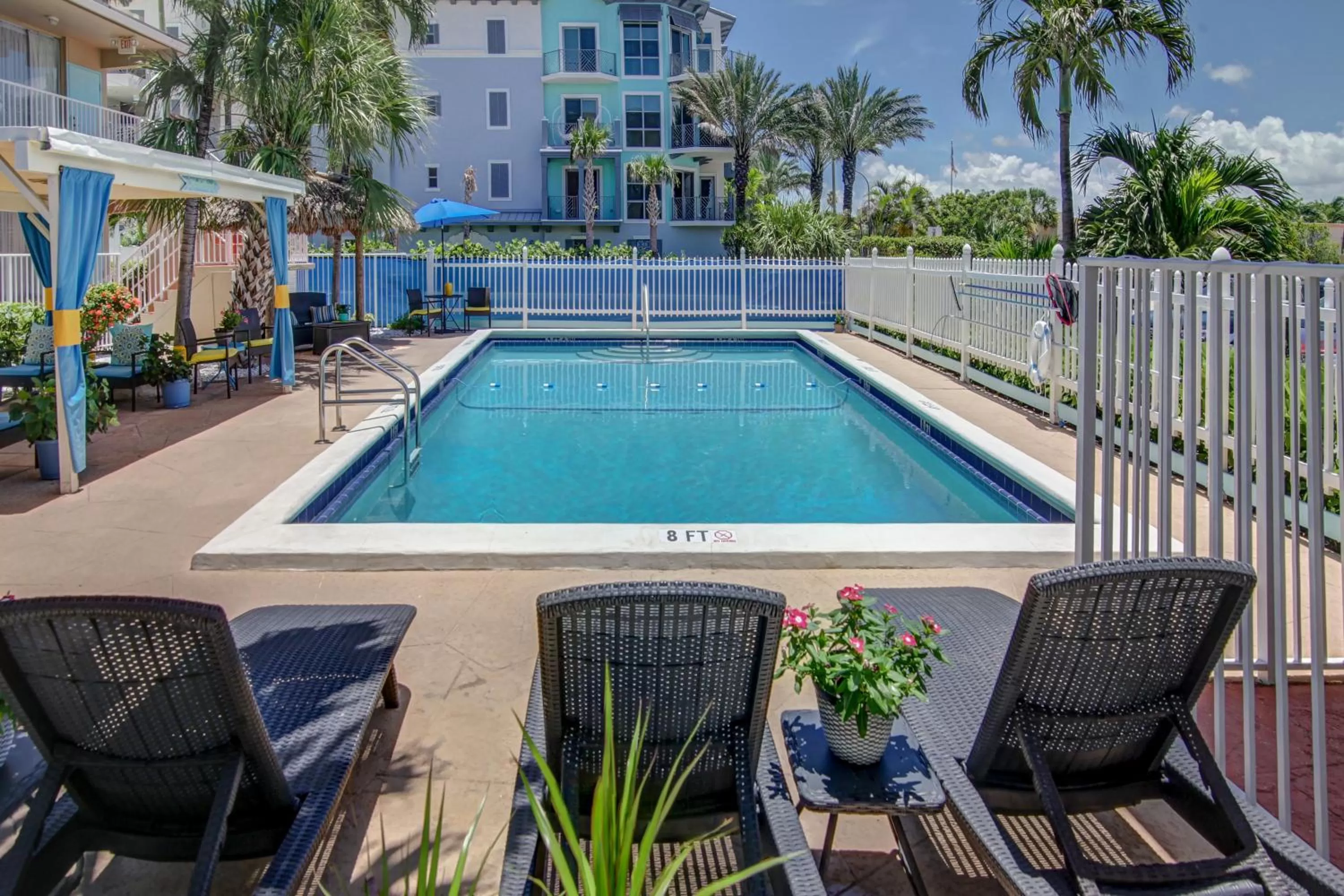 Swimming Pool in Castle by the Sea Motel