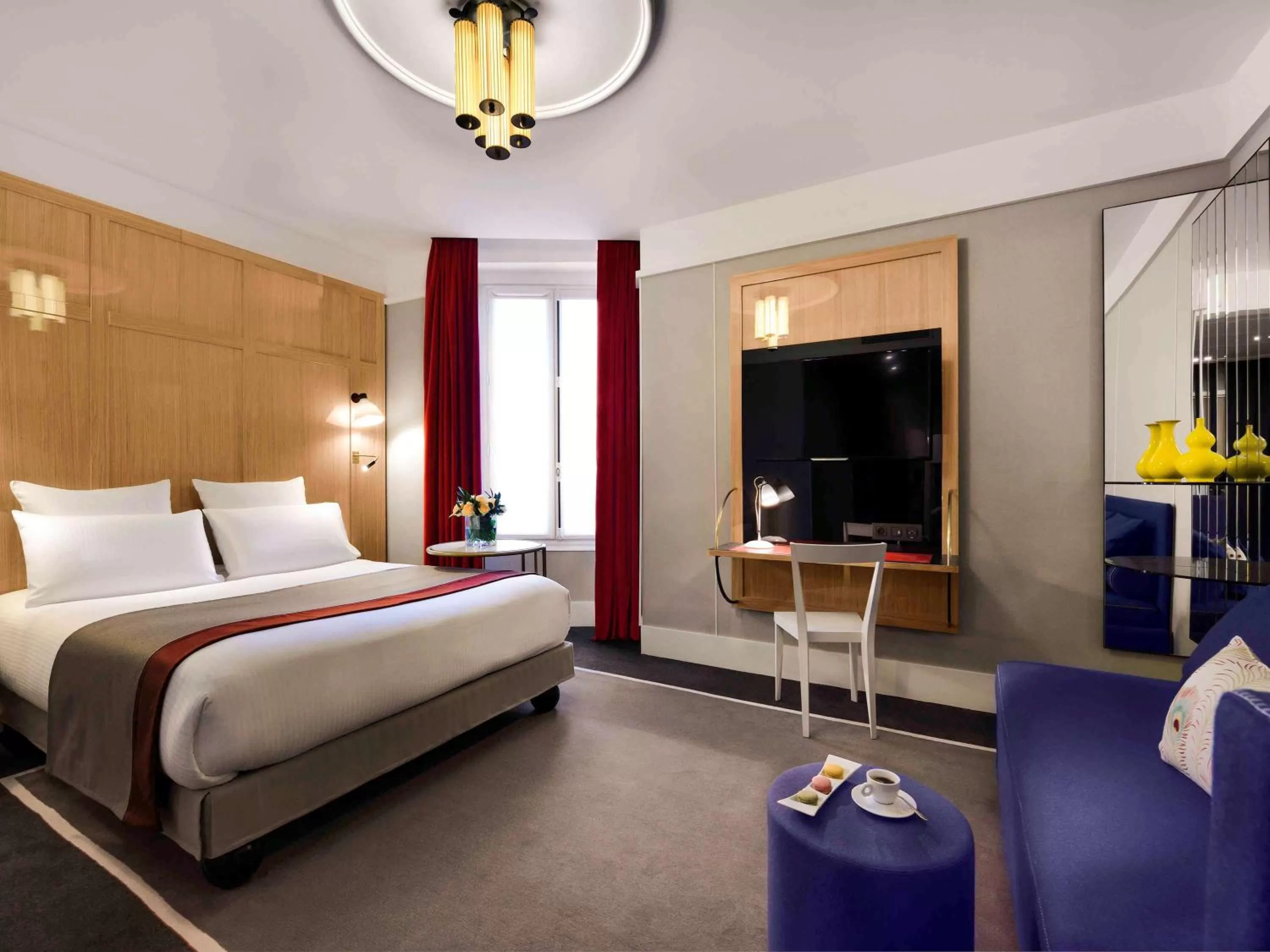 Photo of the whole room, Bed in l'Echiquier Opéra Hotel Paris - MGallery Collection