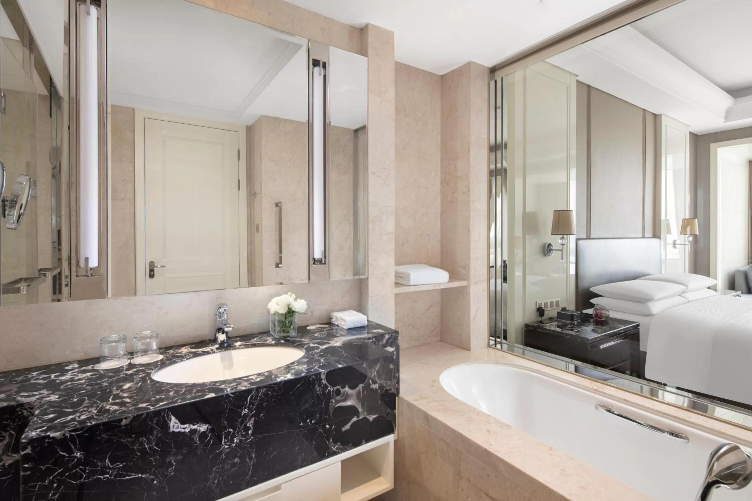 Bathroom, Bed in Zhejiang Taizhou Marriott Hotel