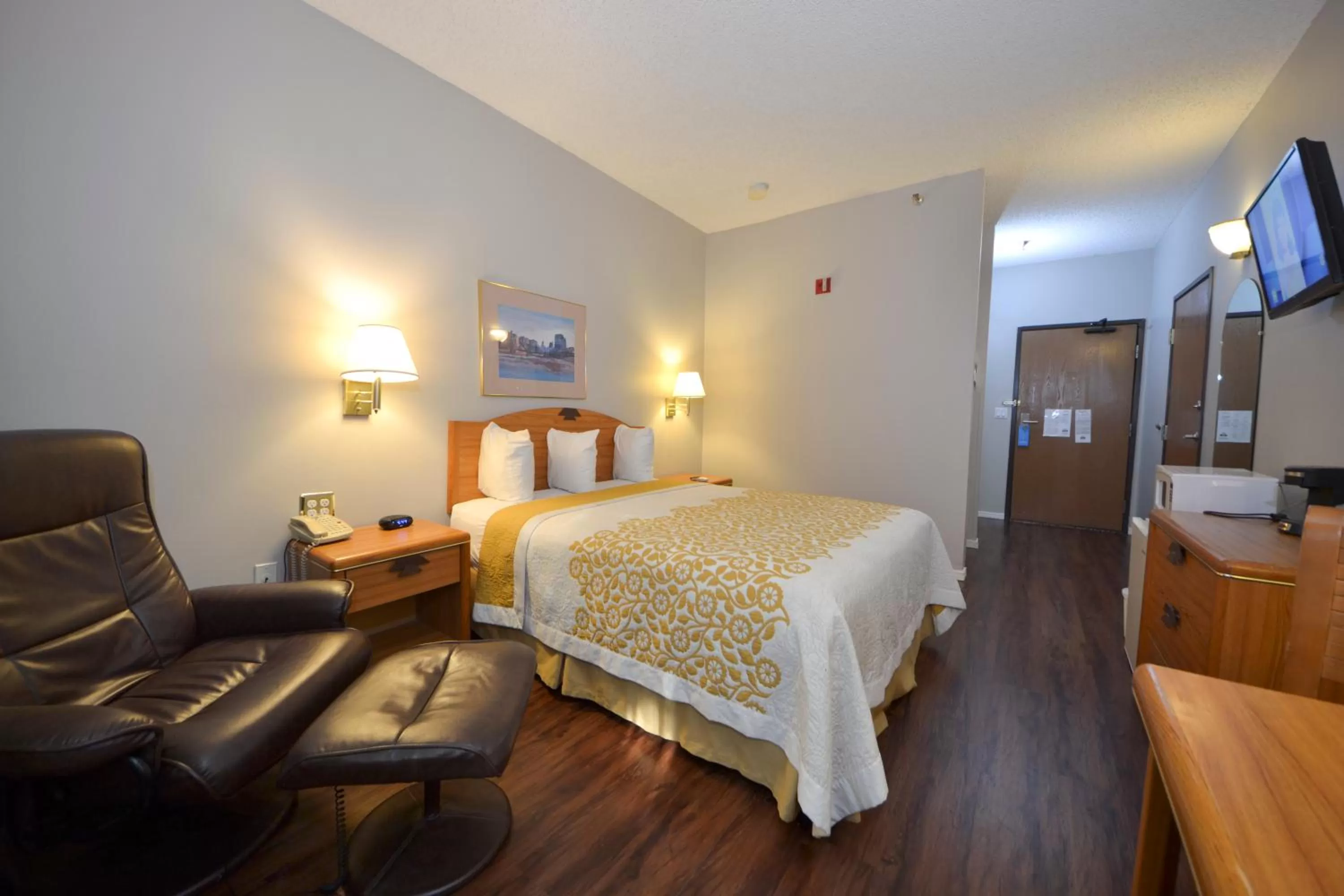 Photo of the whole room, Bed in Days Inn & Suites by Wyndham Airport Albuquerque
