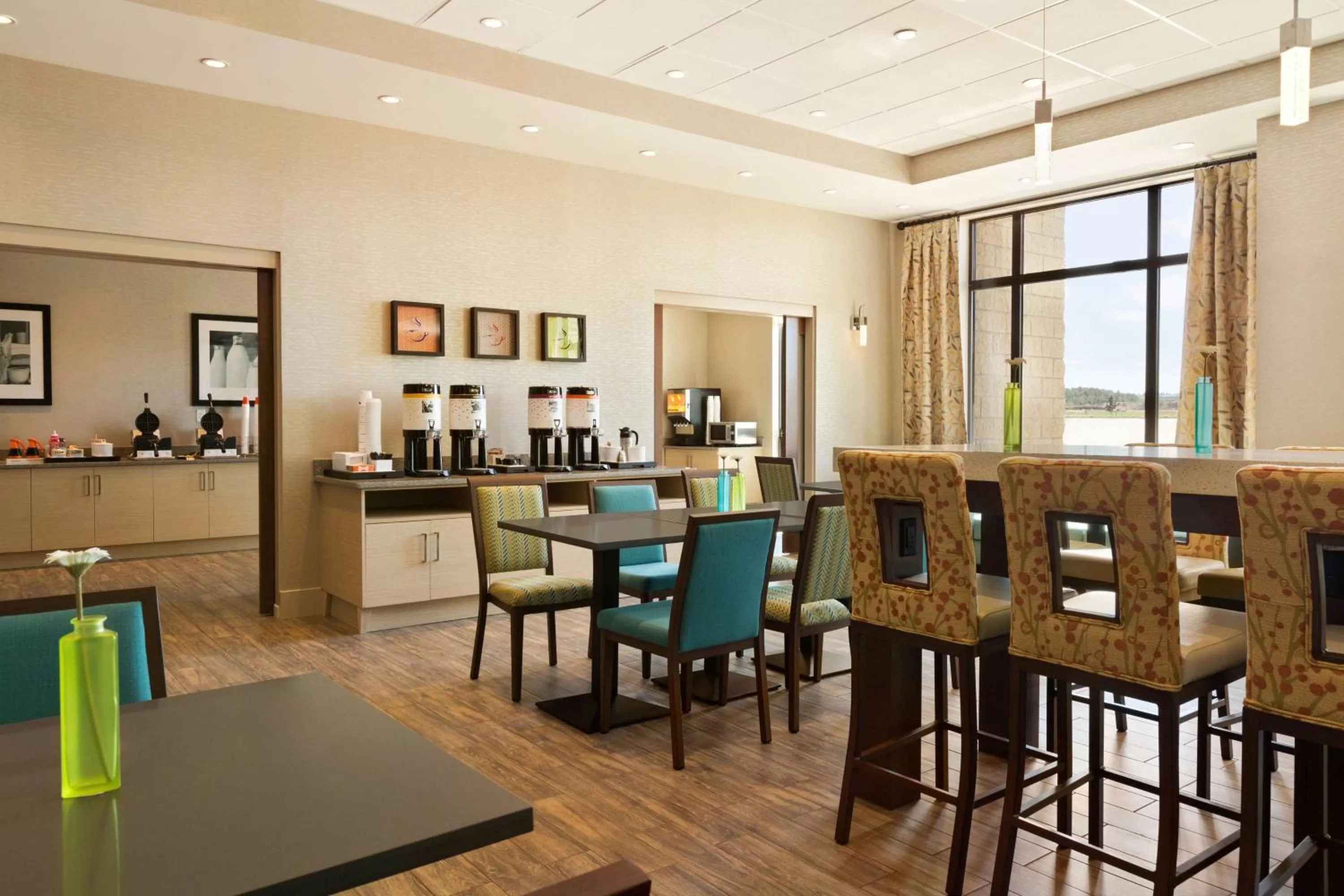 Dining area in Hampton Inn by Hilton Edmonton/Sherwood Park