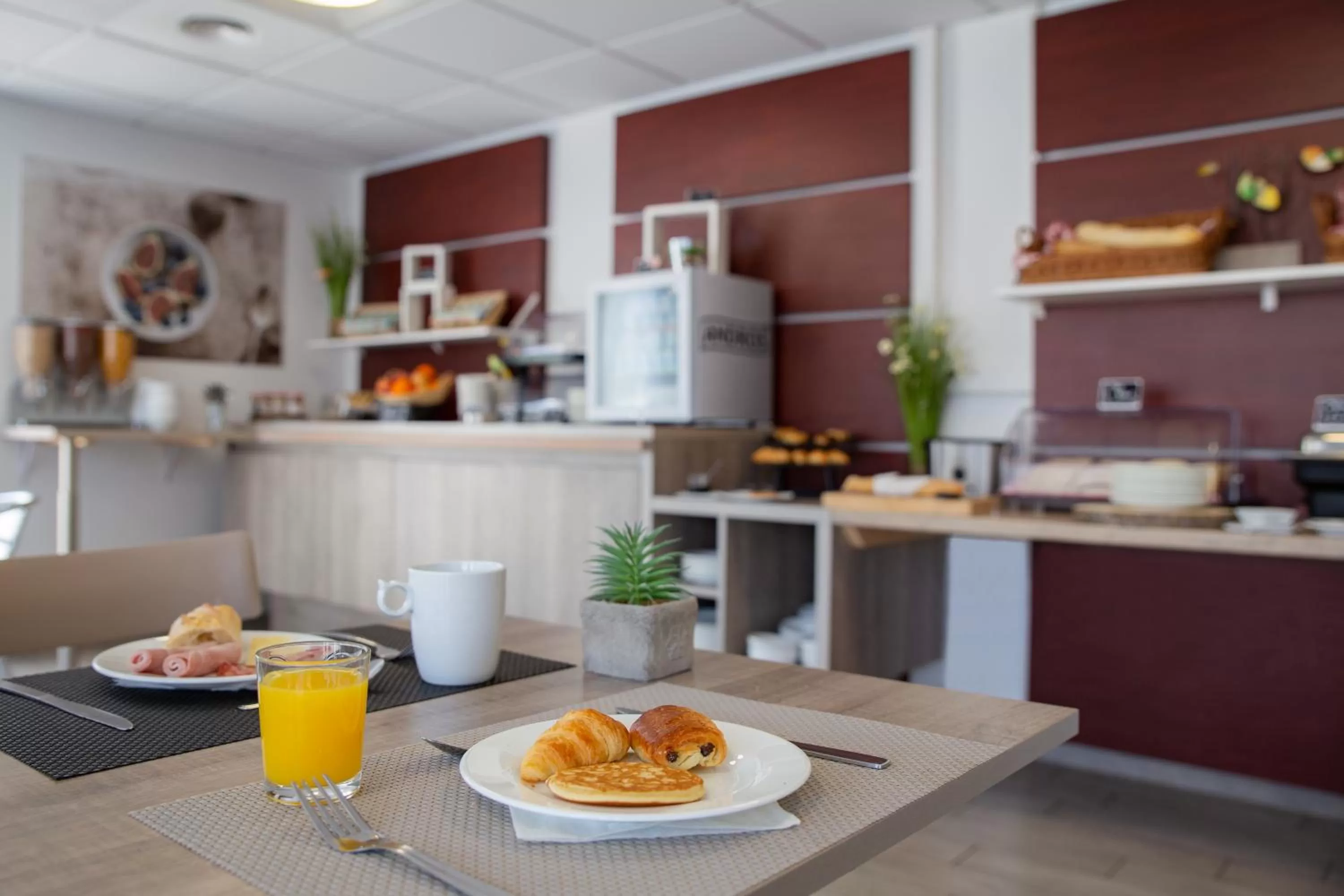 Buffet breakfast in Comfort Aparthotel Cannes Mandelieu