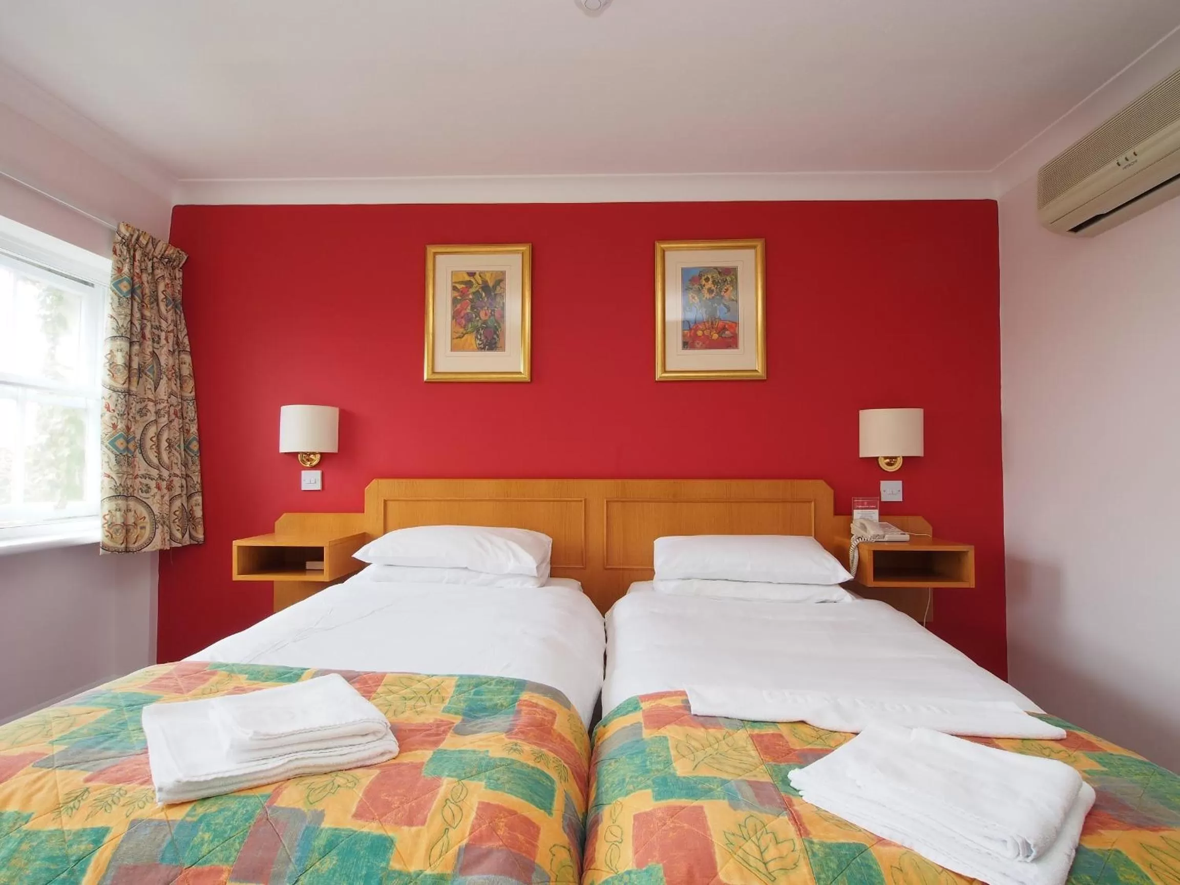 Garden view, Bed in The Chatsworth Hotel