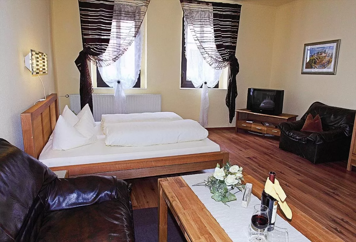 Day, Bed in Hotel-Pension zum Markt