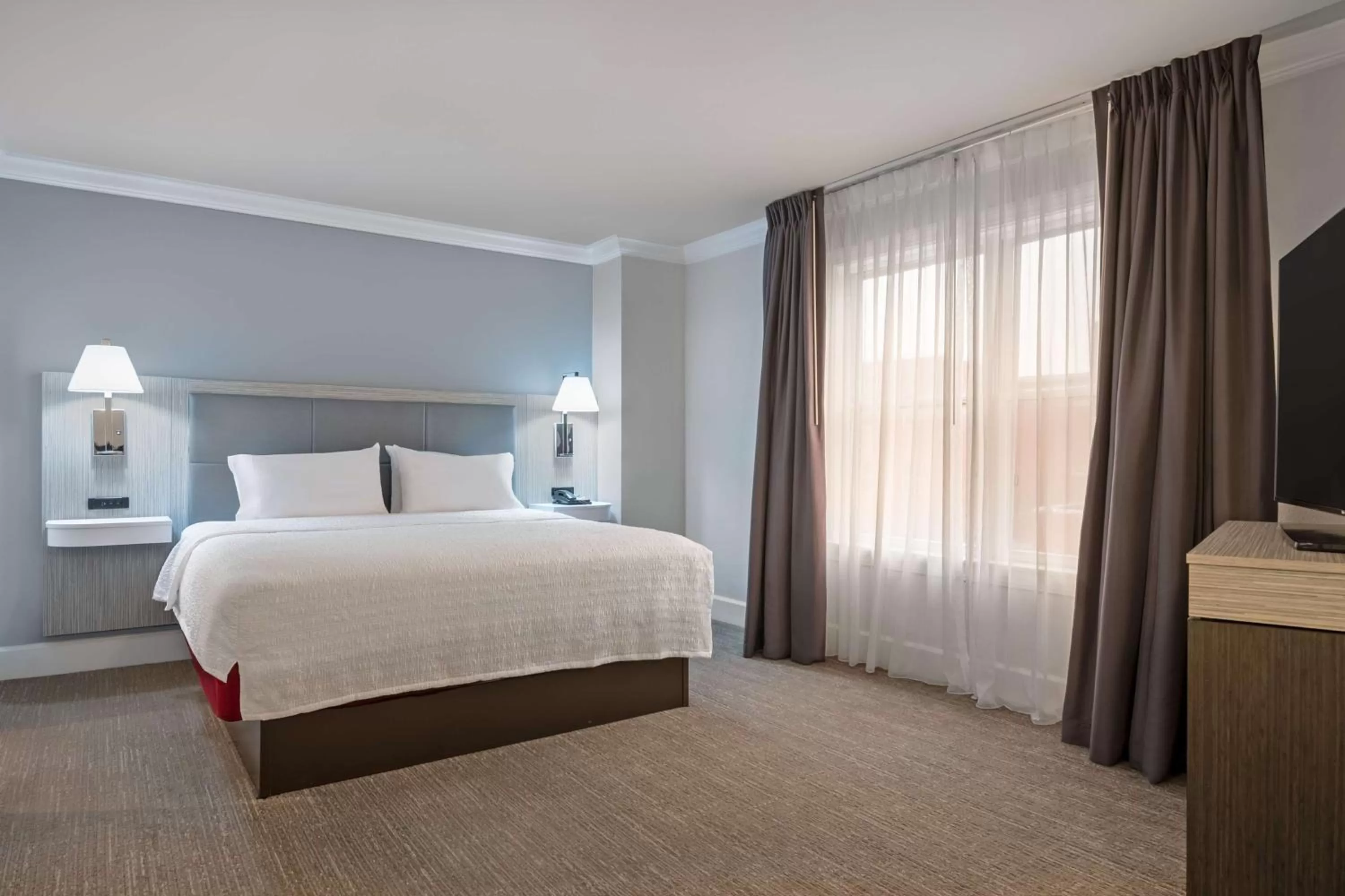 Bed in Hampton Inn & Suites Stamford