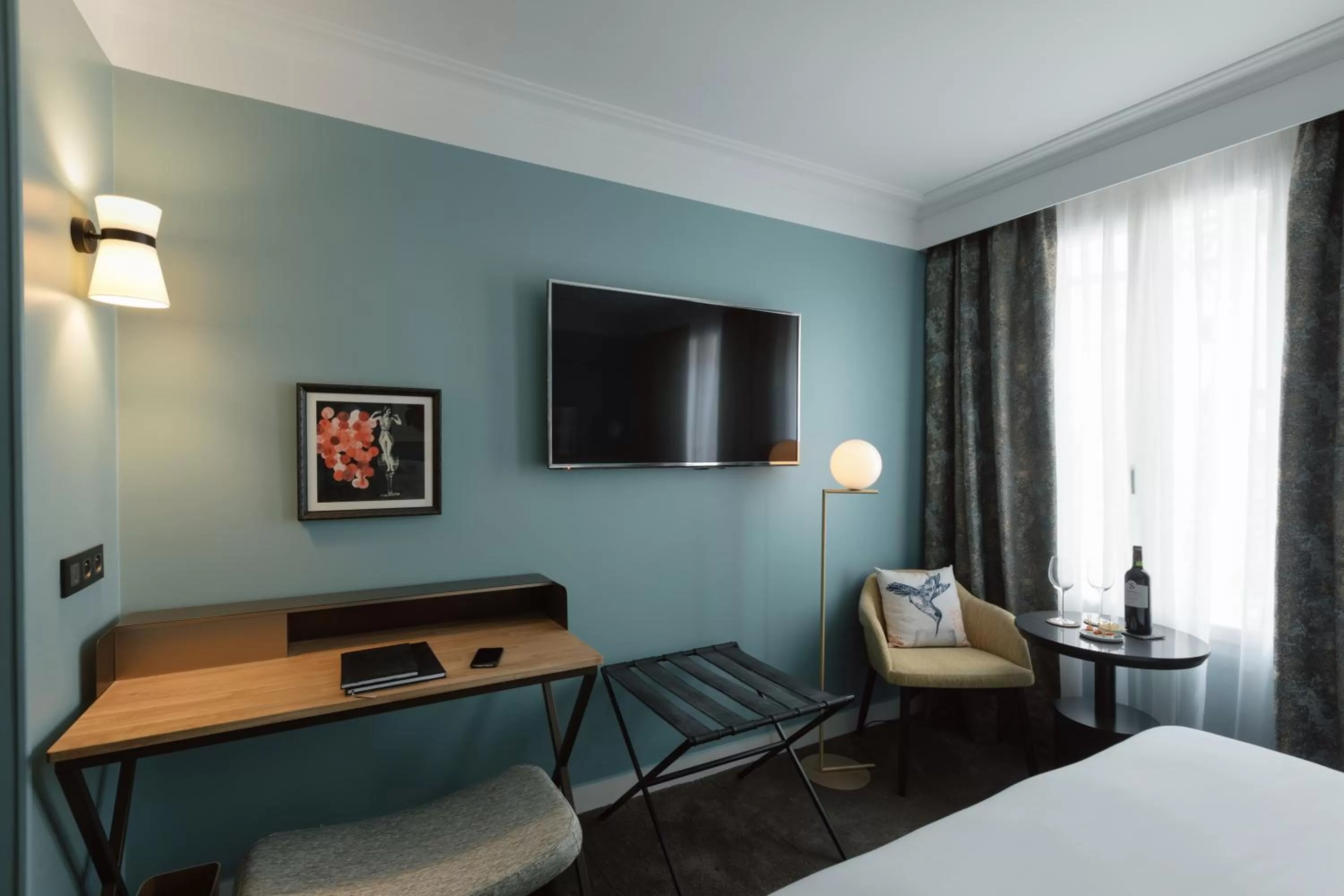 Shower, Bed in XO Hotel Paris