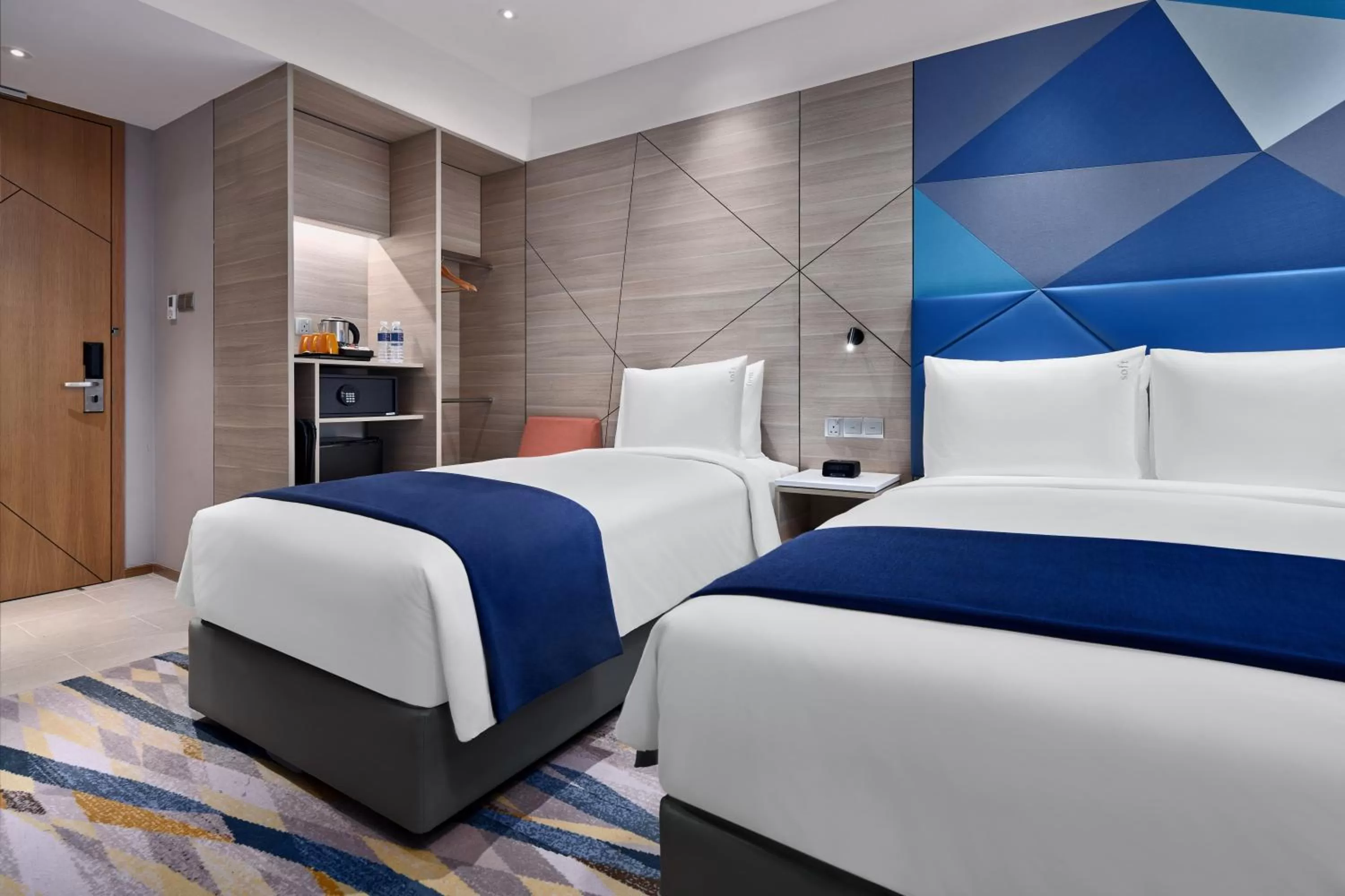 Photo of the whole room, Bed in Holiday Inn Express Singapore Serangoon by IHG