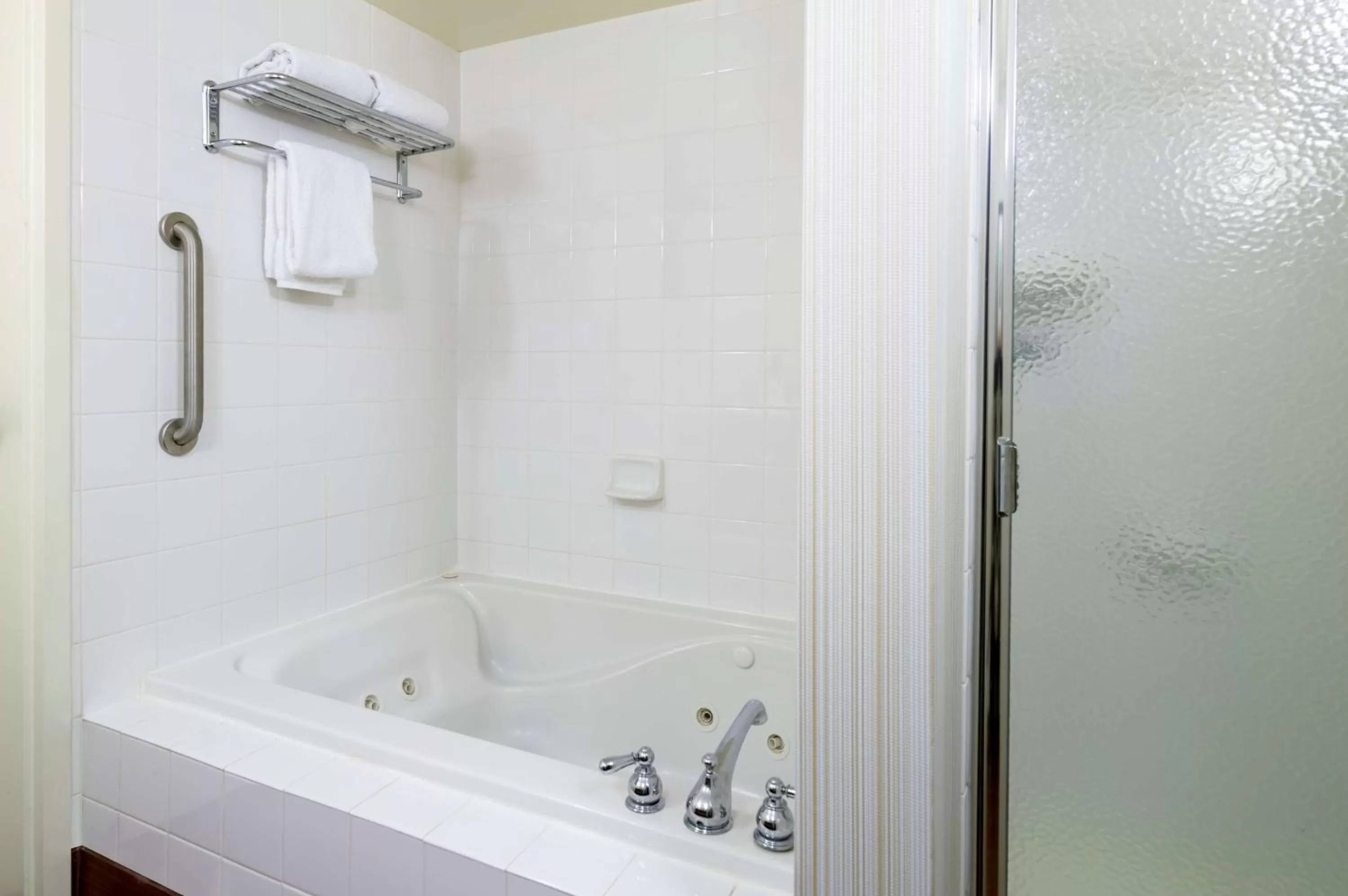 Bathroom in Hilton Garden Inn Edison/Raritan Center