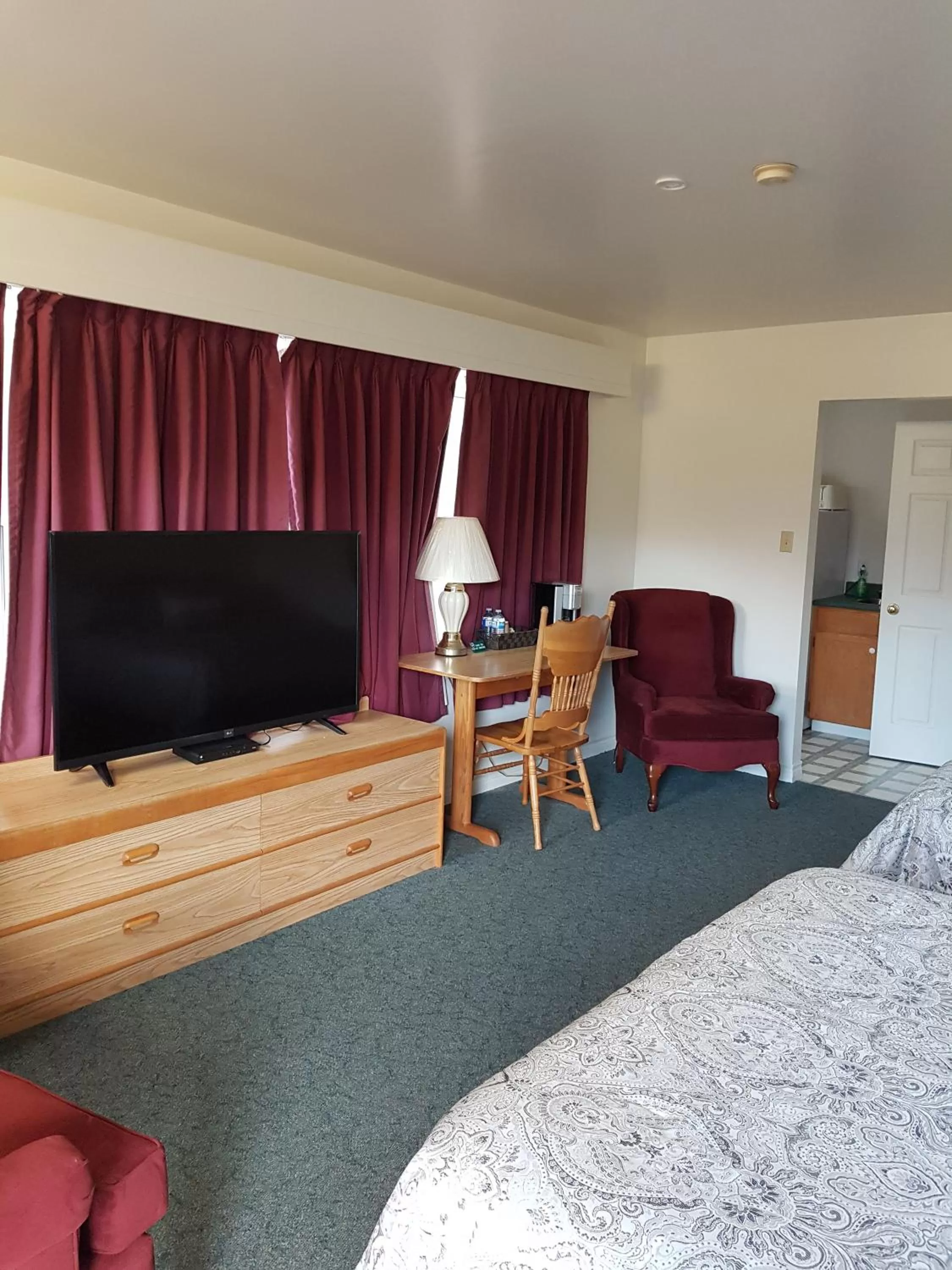 TV/Entertainment Center in Covered Bridge Inn & Suites