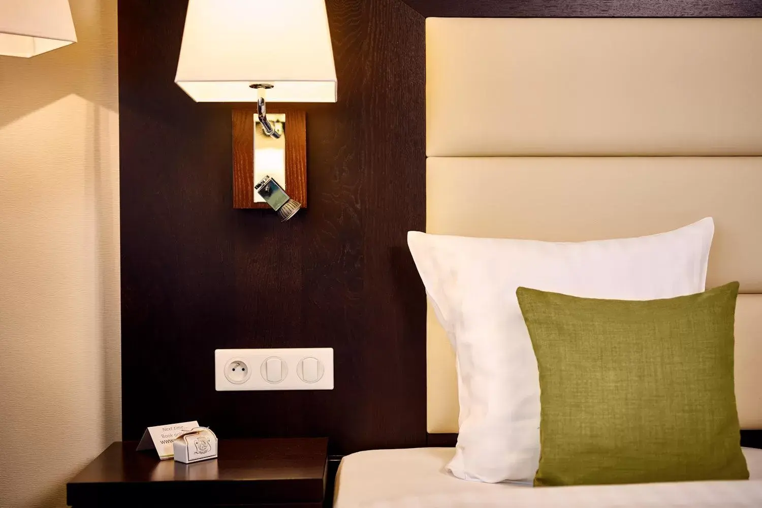 Standard Double Room in Hotel Charleroi Airport - Van Der Valk Standard Double Room in Hotel Charleroi Airport - Van Der Valk