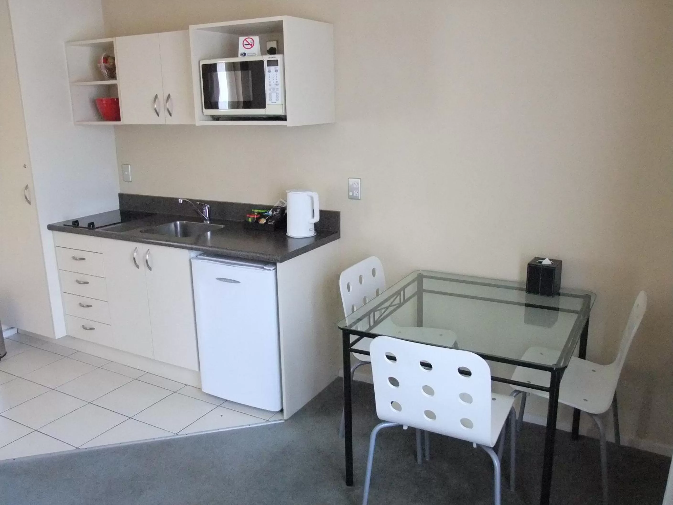 Coffee/tea facilities in Abbella Lodge Motel