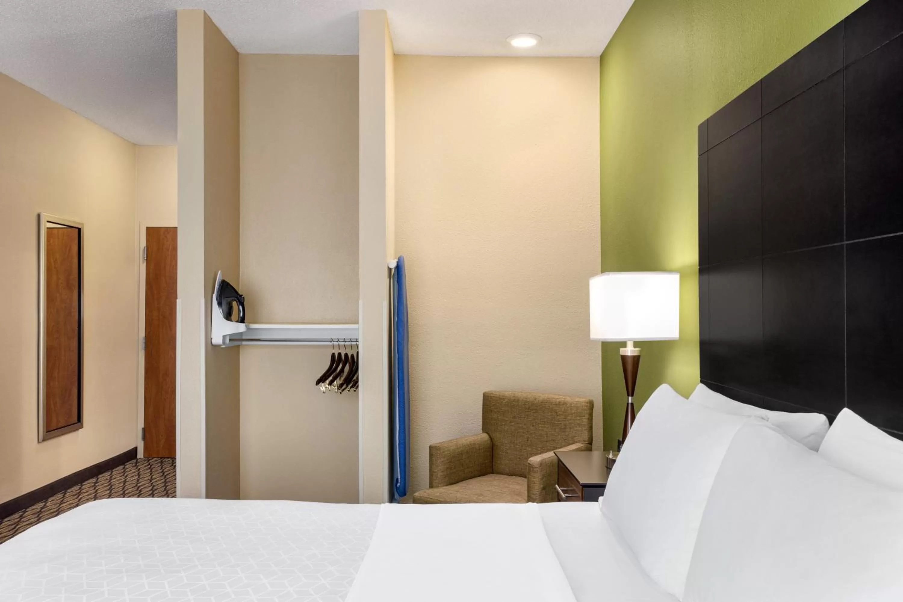Photo of the whole room, Bed in Holiday Inn Express Hotel & Suites Edmond by IHG
