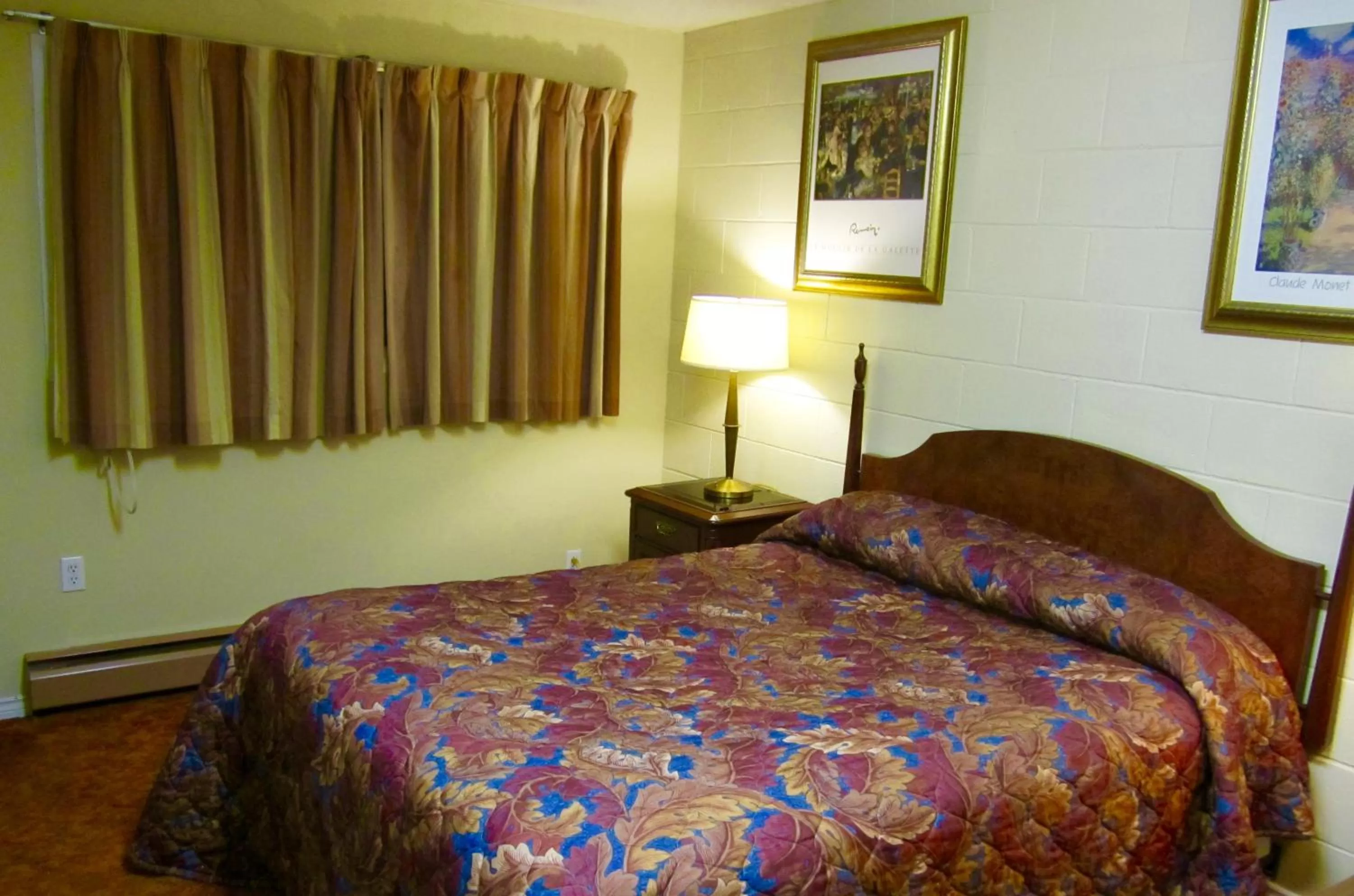 Bed in Gold Pan Motel