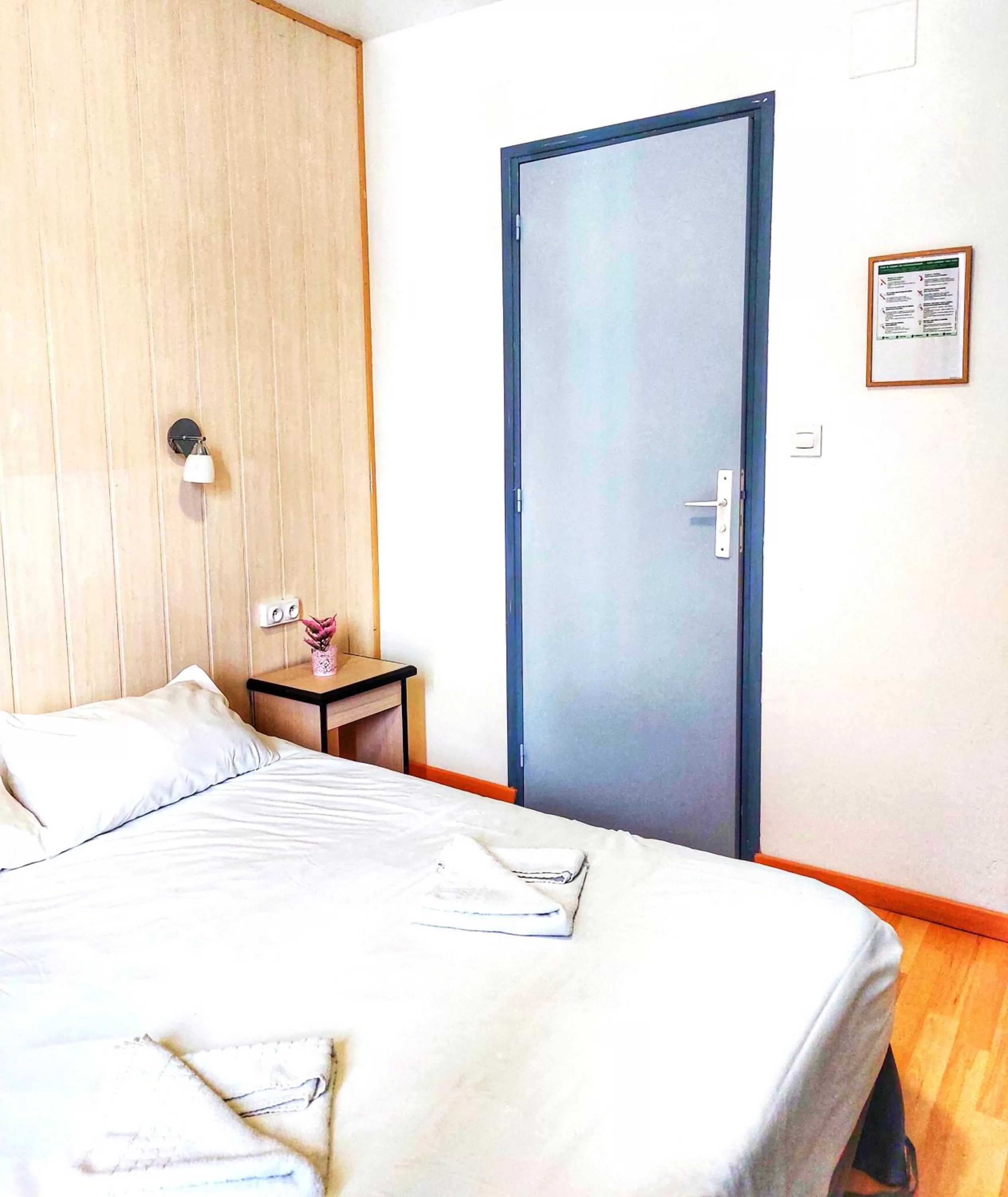 Bed in Hôtel Le Milan