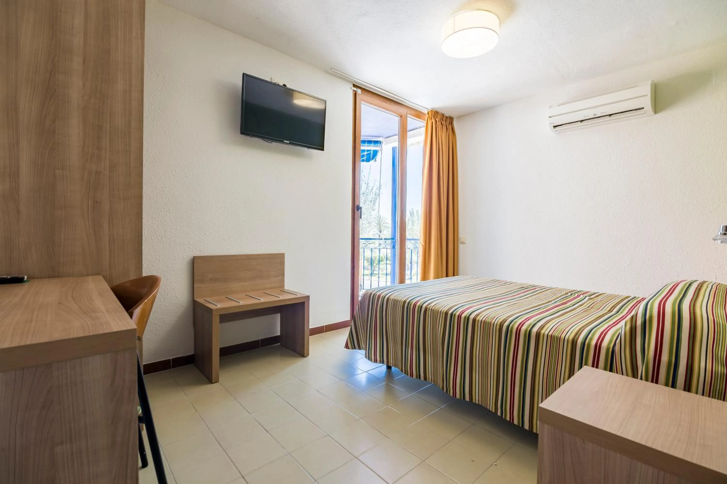 Photo of the whole room, Bed in Hotel Blason Junior