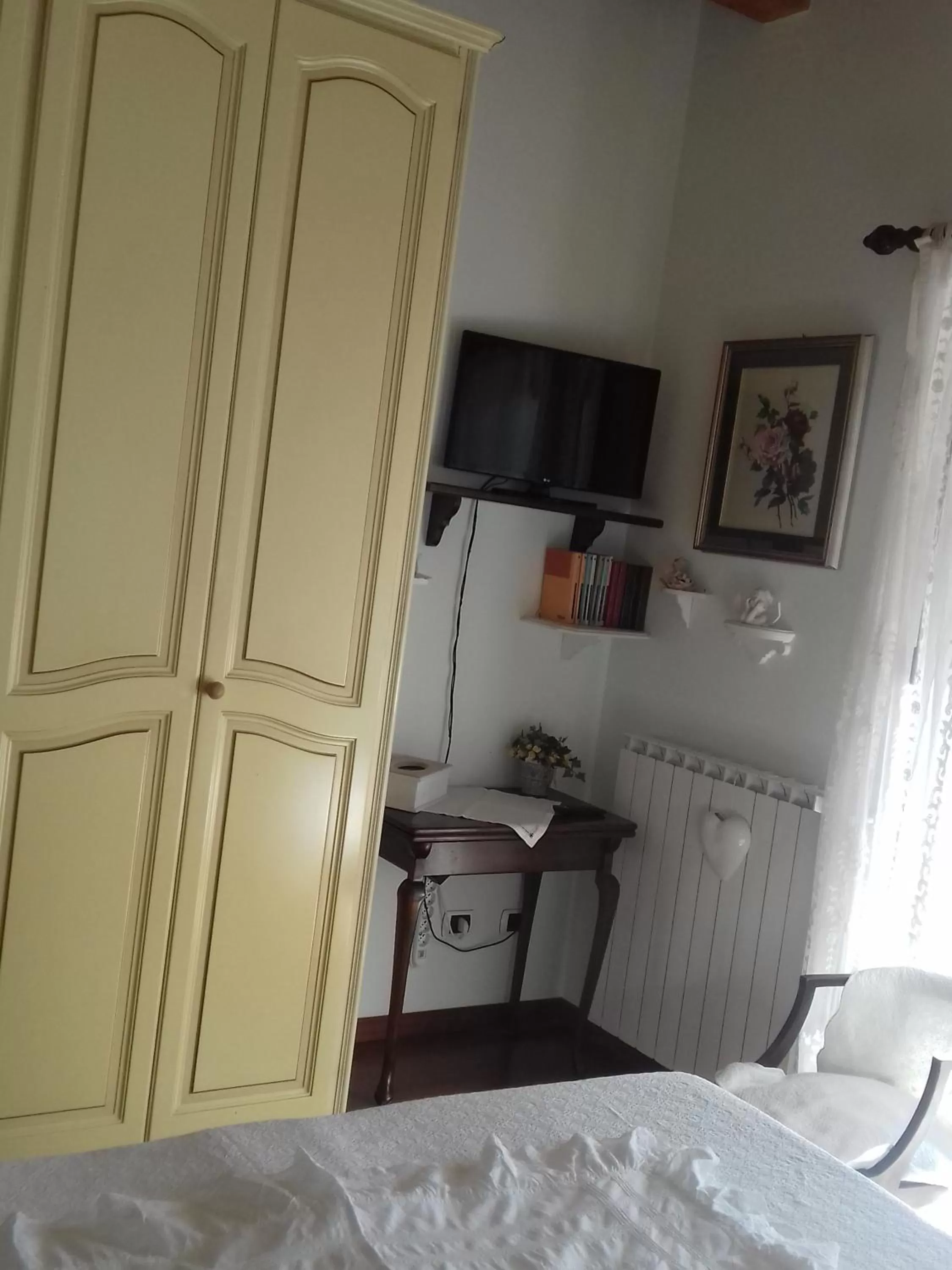 Photo of the whole room, TV/Entertainment Center in B&b Silvana