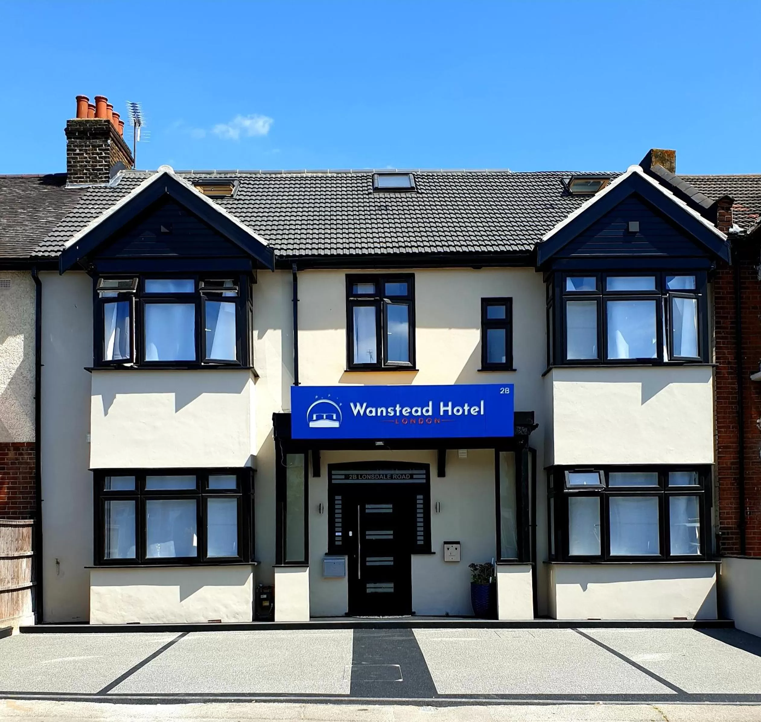 Facade/entrance in Wanstead Hotel