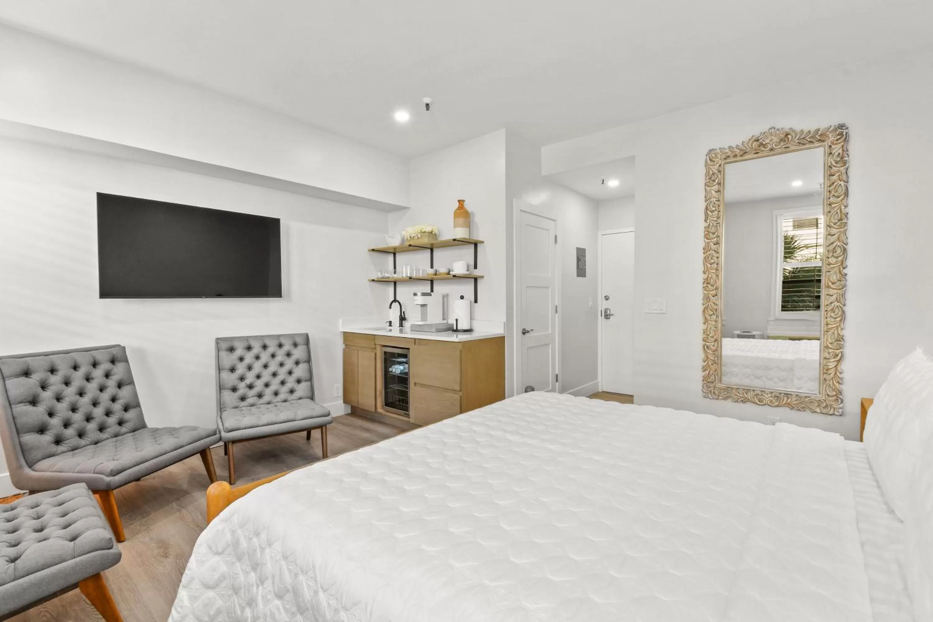 Photo of the whole room, Bed in Tropicals of Palm Beach