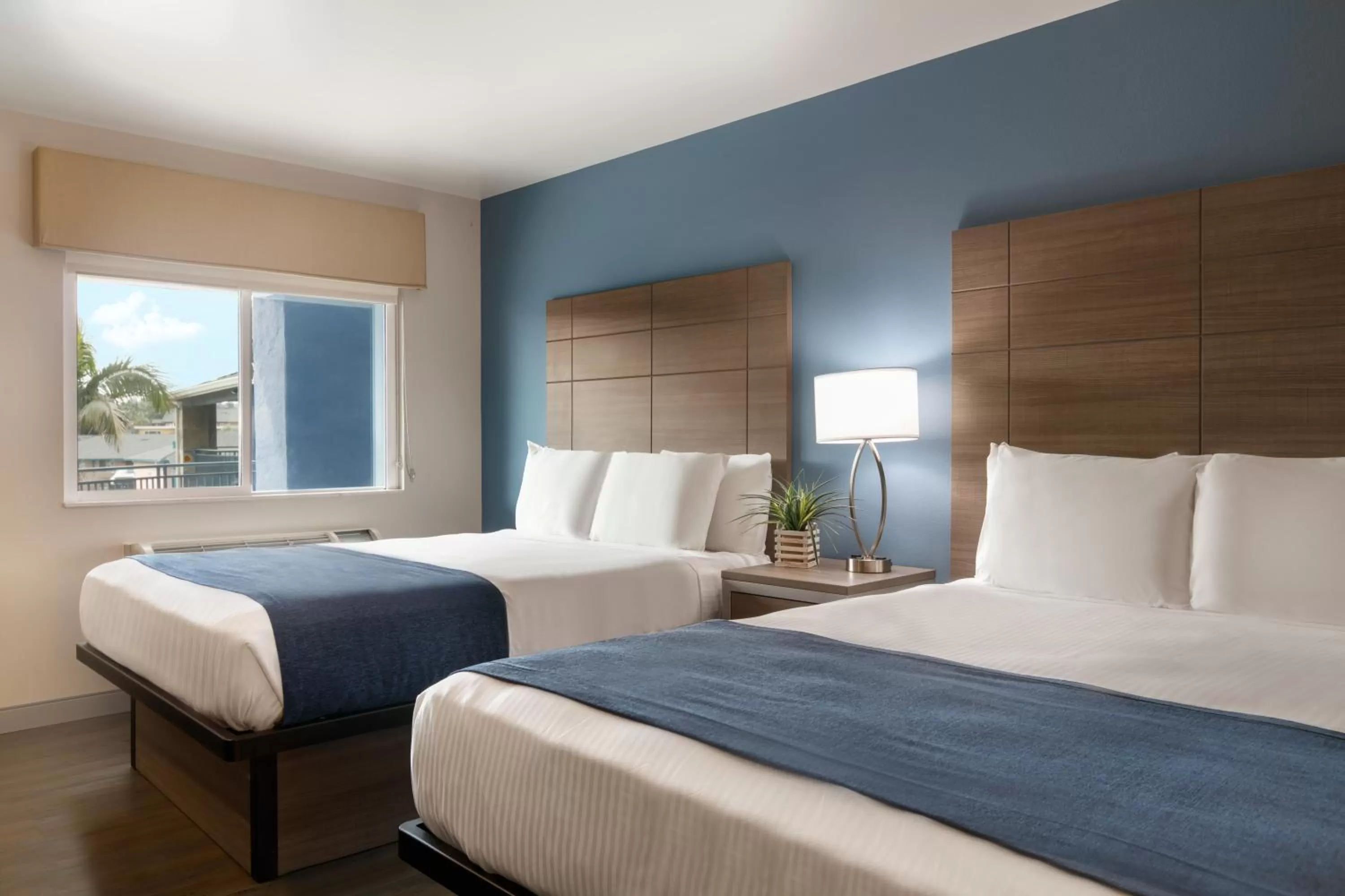 Bed in Torch Lite Inn at the Beach Boardwalk