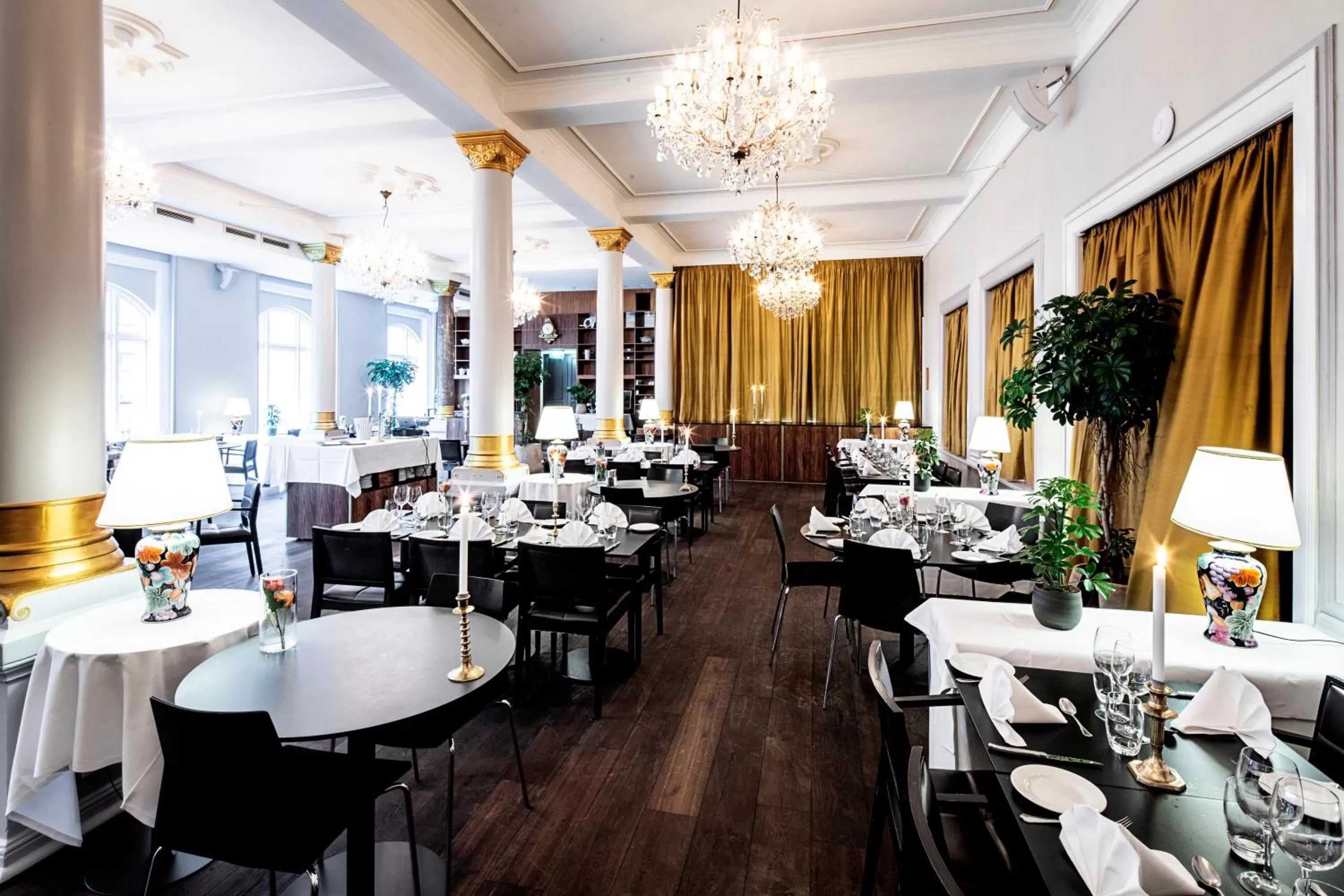 Restaurant/places to eat in First Hotel Grand