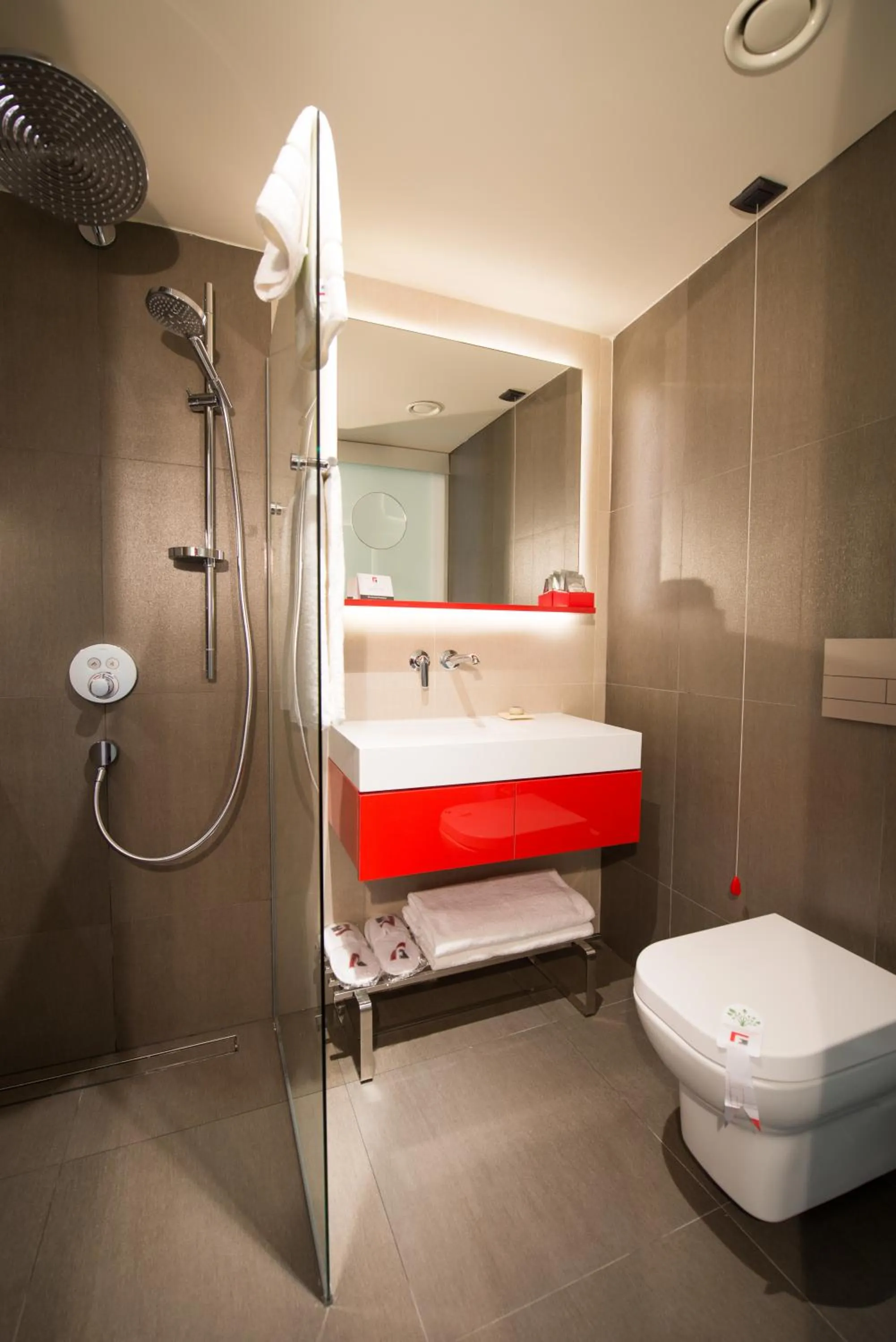 Bathroom, Bed in Hotel Favori Nisantasi