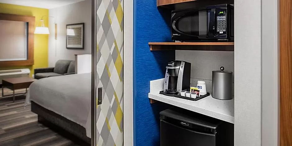 Coffee/tea facilities, Bed in Holiday Inn Express & Suites - Brandon by IHG