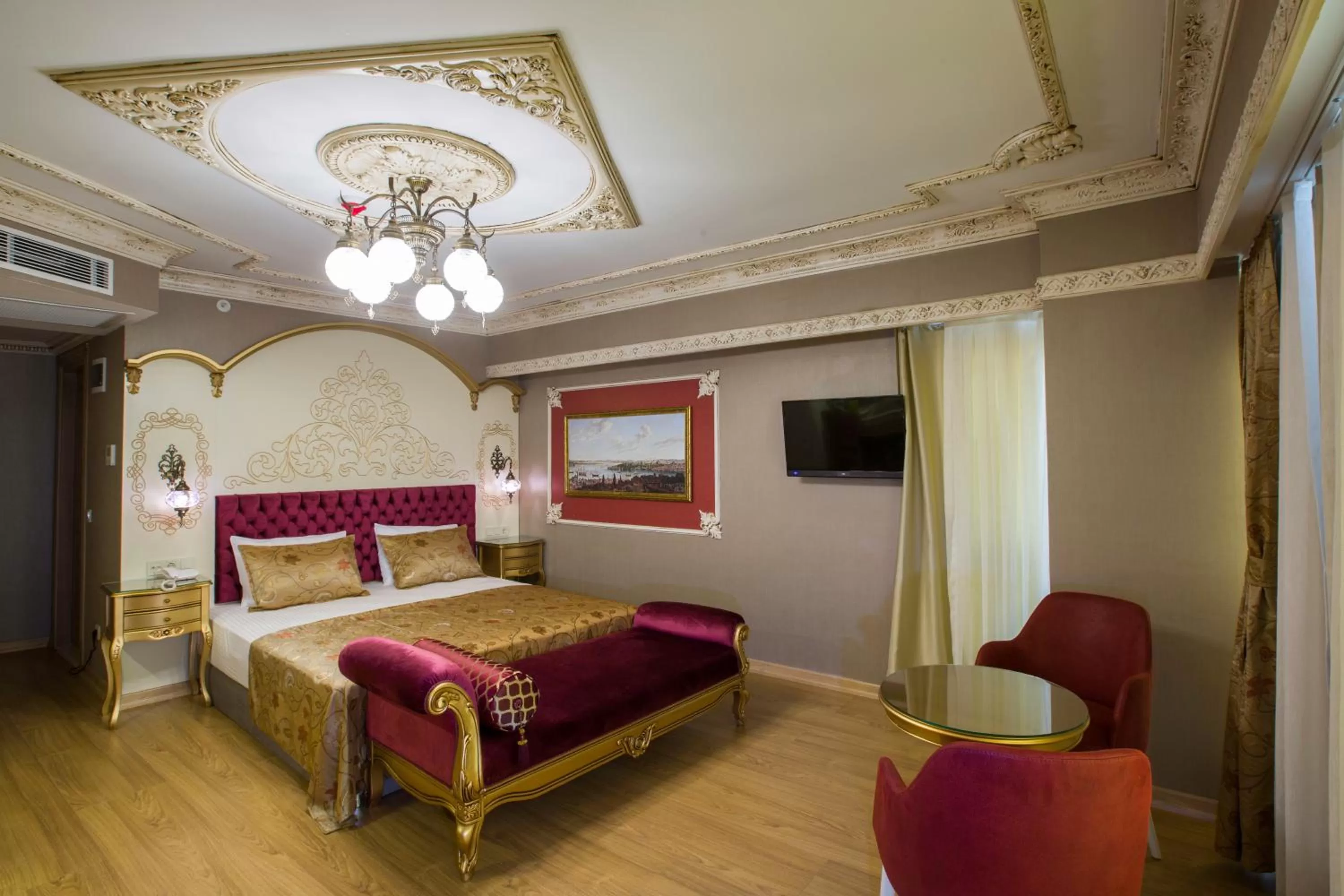 Photo of the whole room, Bed in Empire Suite Hotel