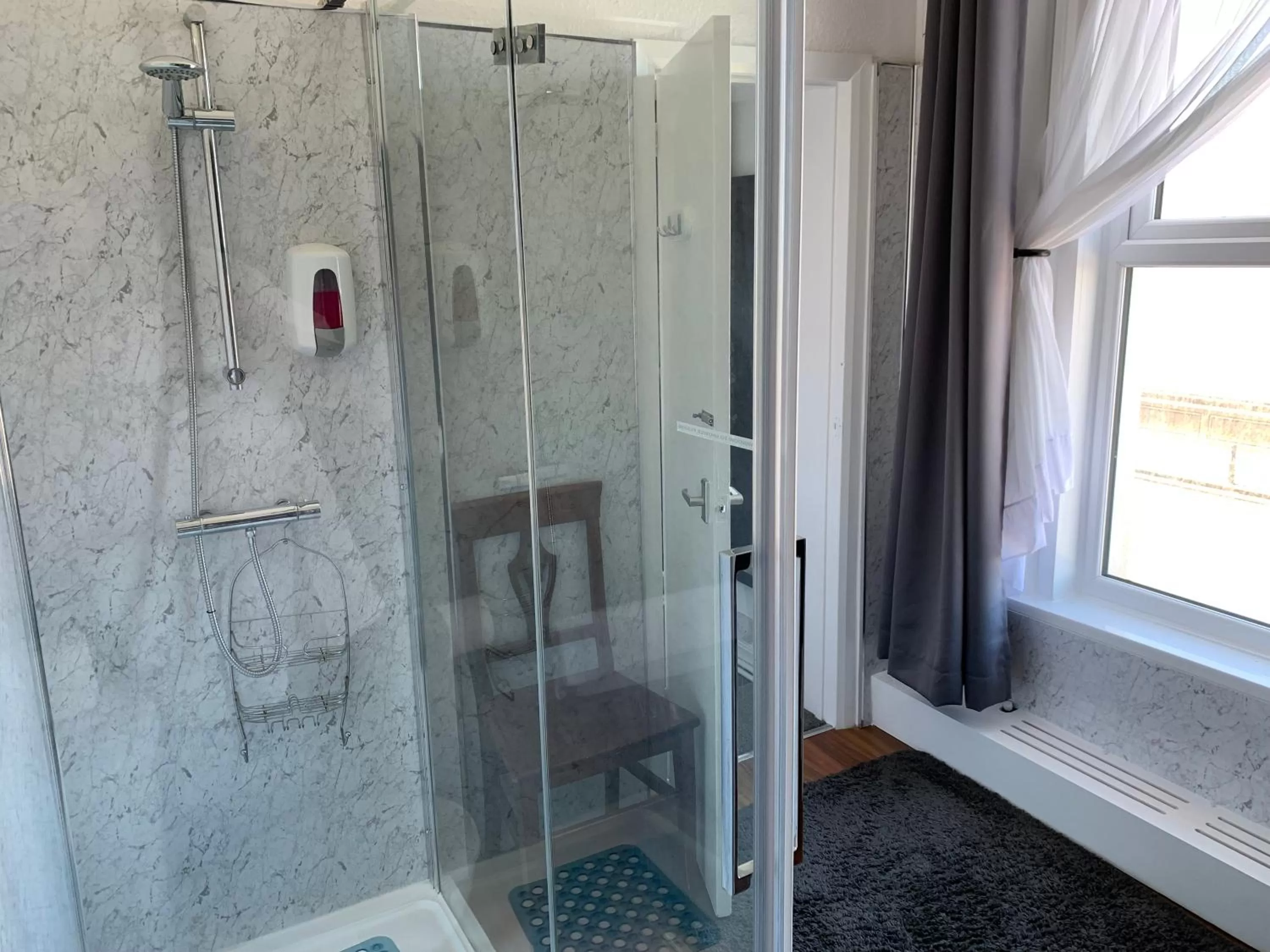 Bathroom in The Royal Clarence Hotel (on the Seafront)