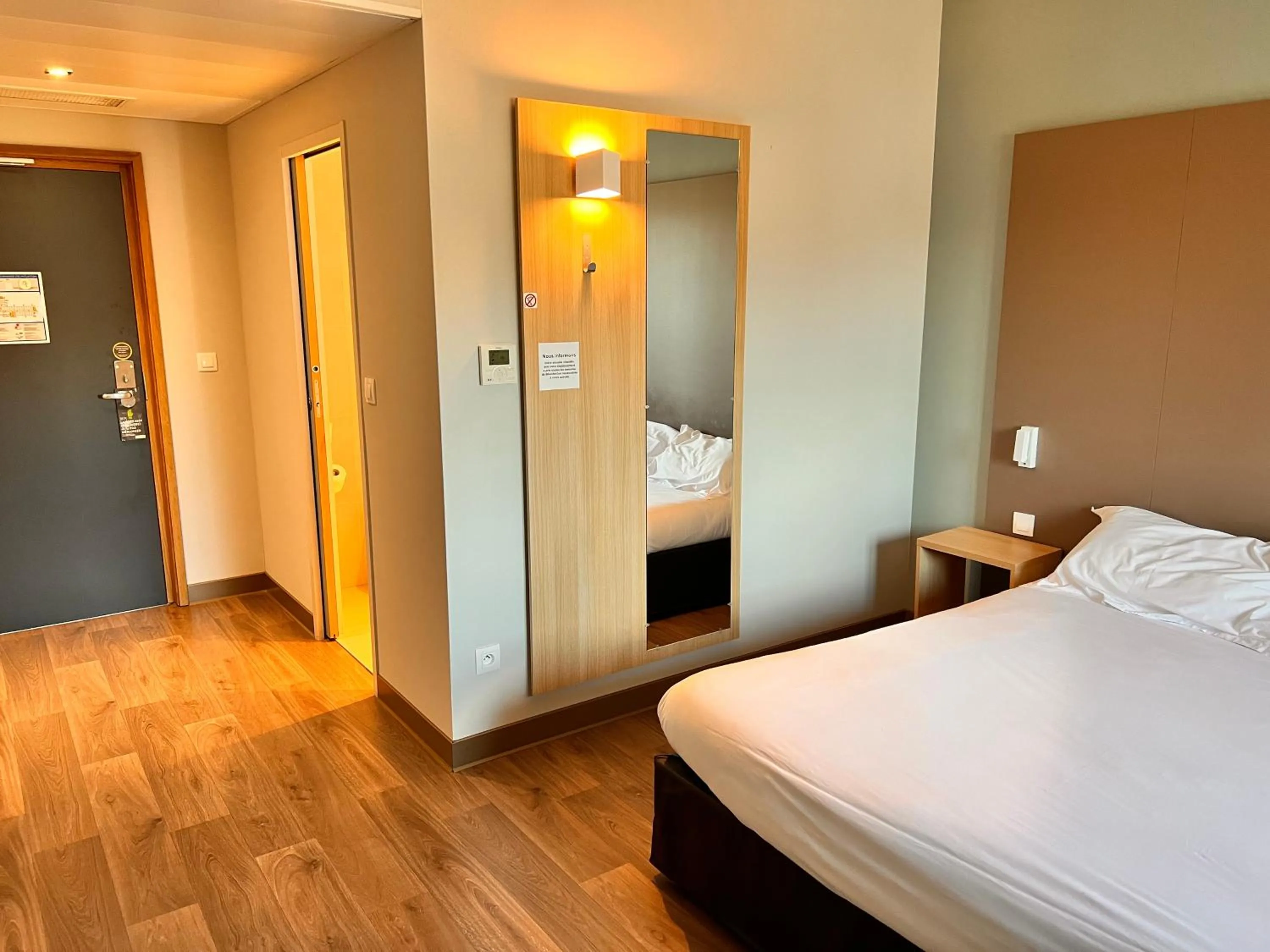 Photo of the whole room, Bed in Campanile Metz Nord - Woippy- Porte du Luxembourg A31