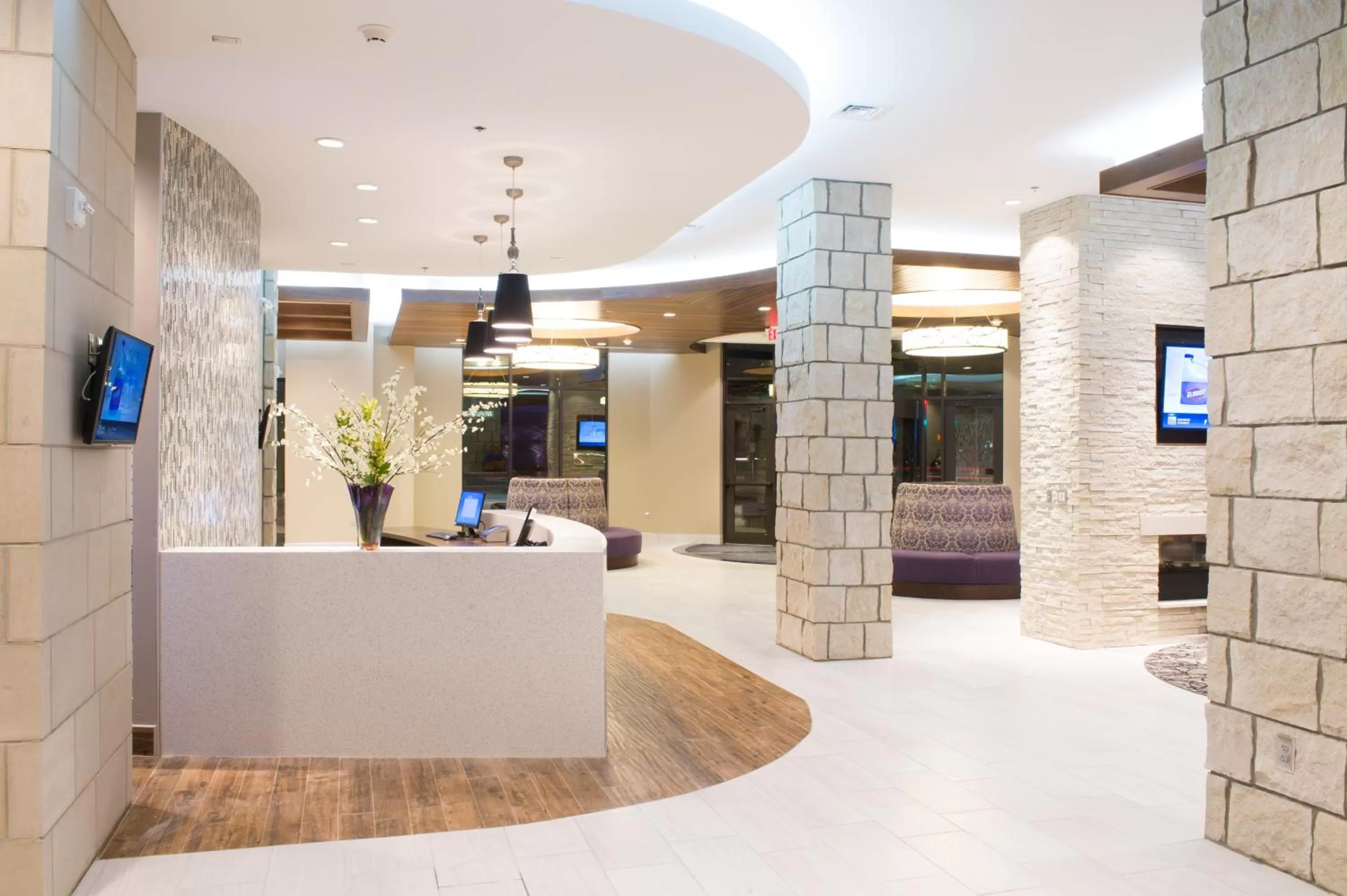 Lobby or reception in Bluemont Hotel