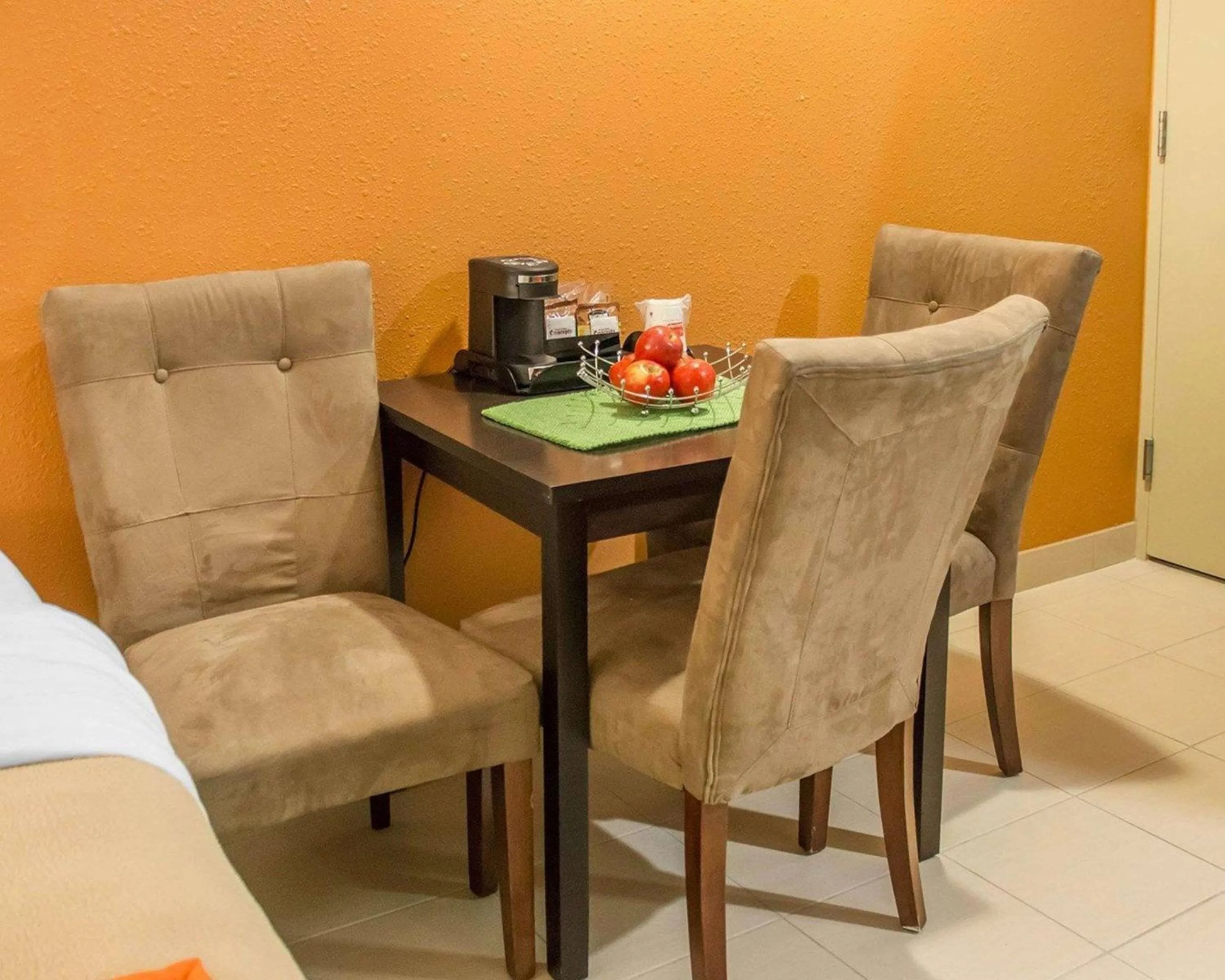 Photo of the whole room in Econo Lodge