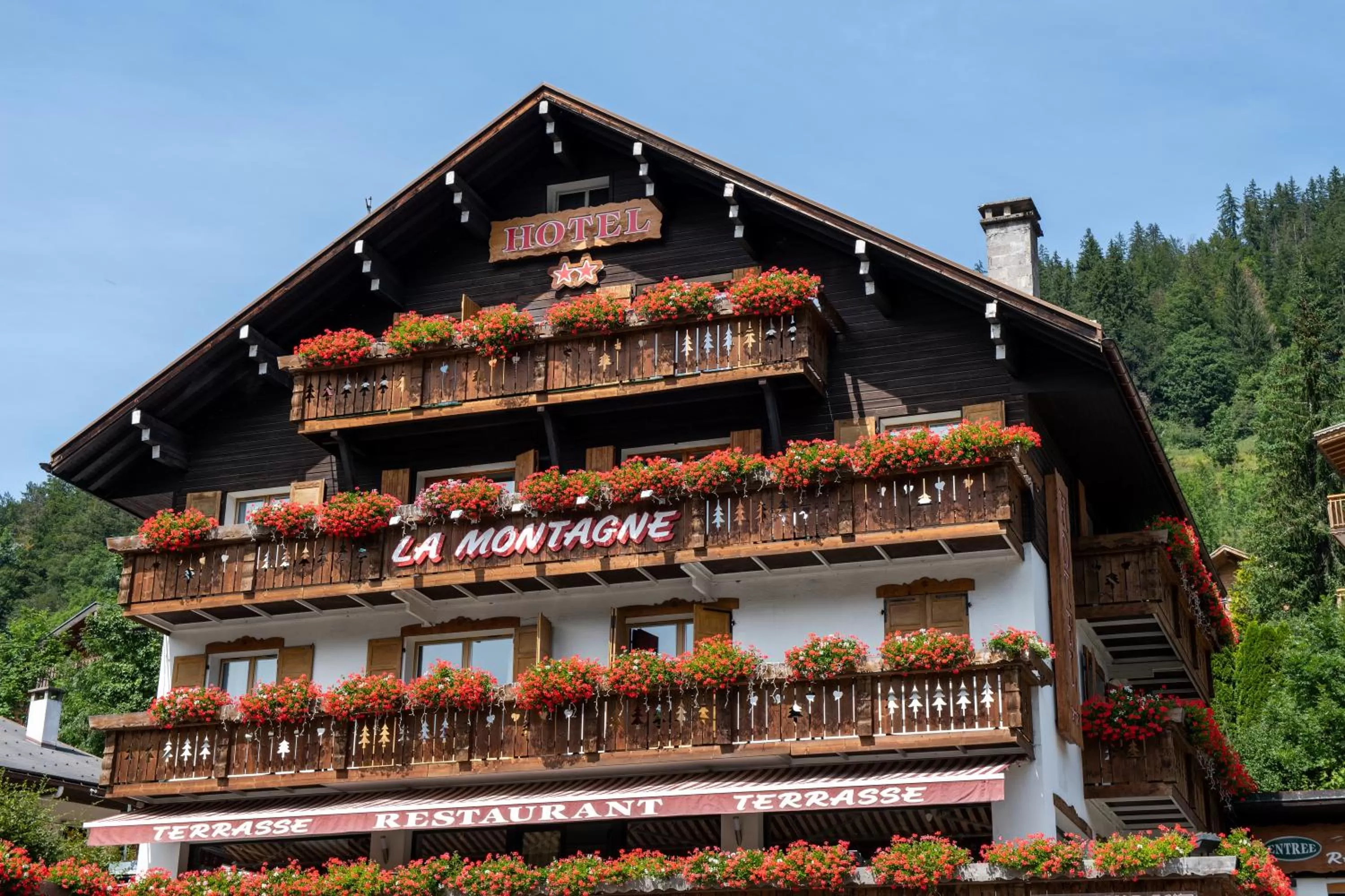 Facade/entrance, Winter in Hotel La Montagne