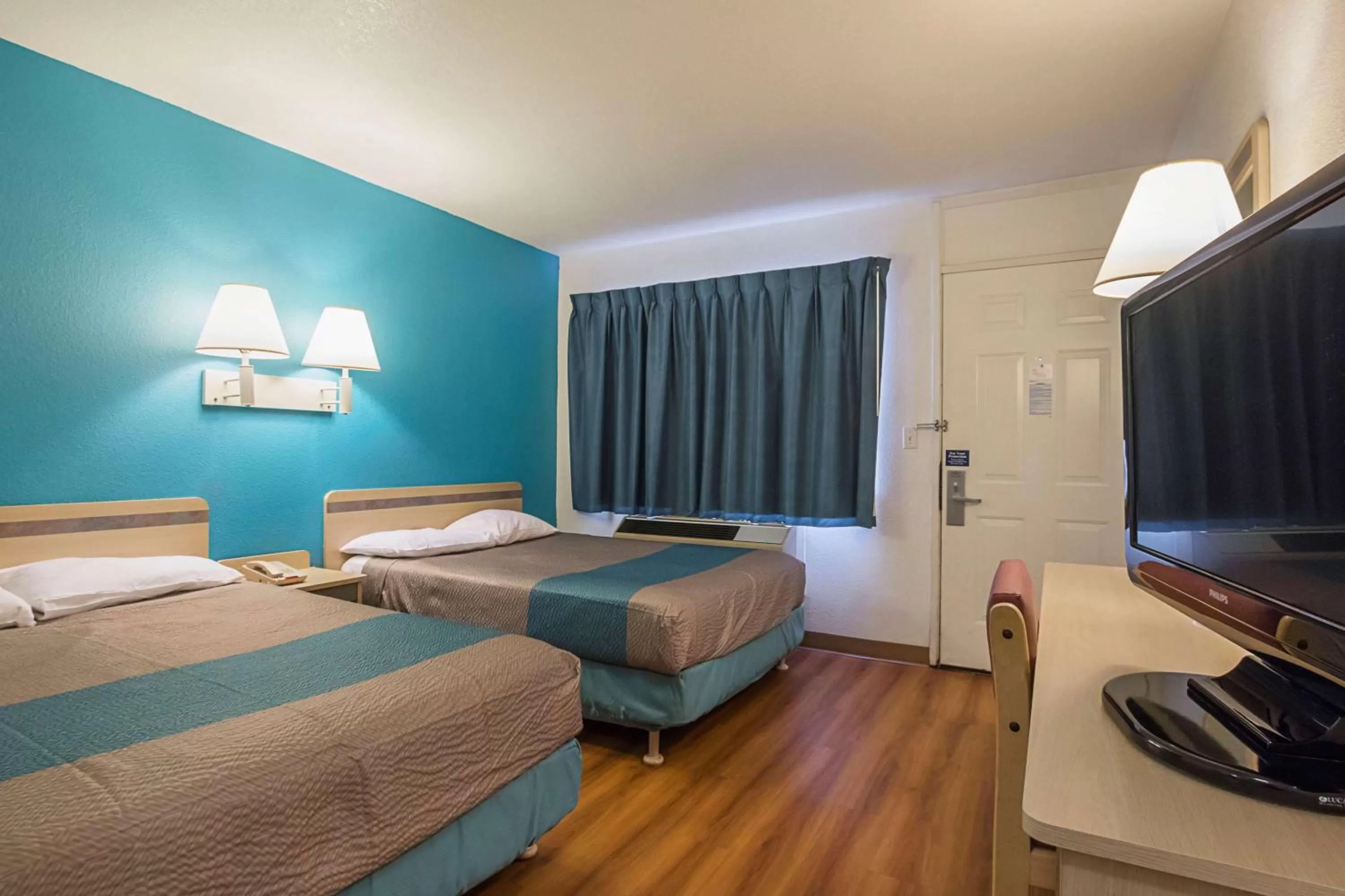 TV and multimedia, Bed in Motel 6-Rochester, MN