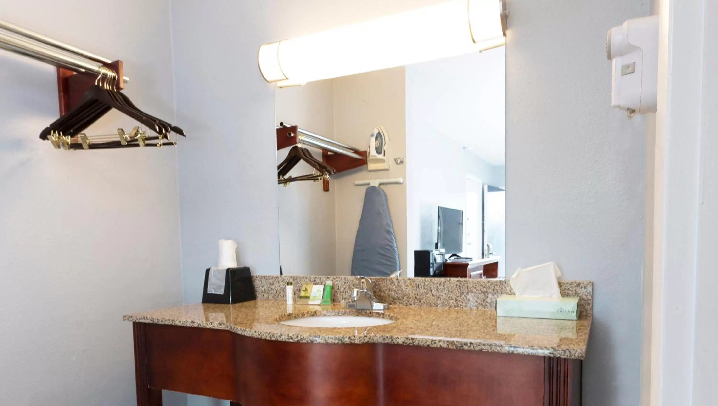 Bathroom in Sunrise Inn Williamstown